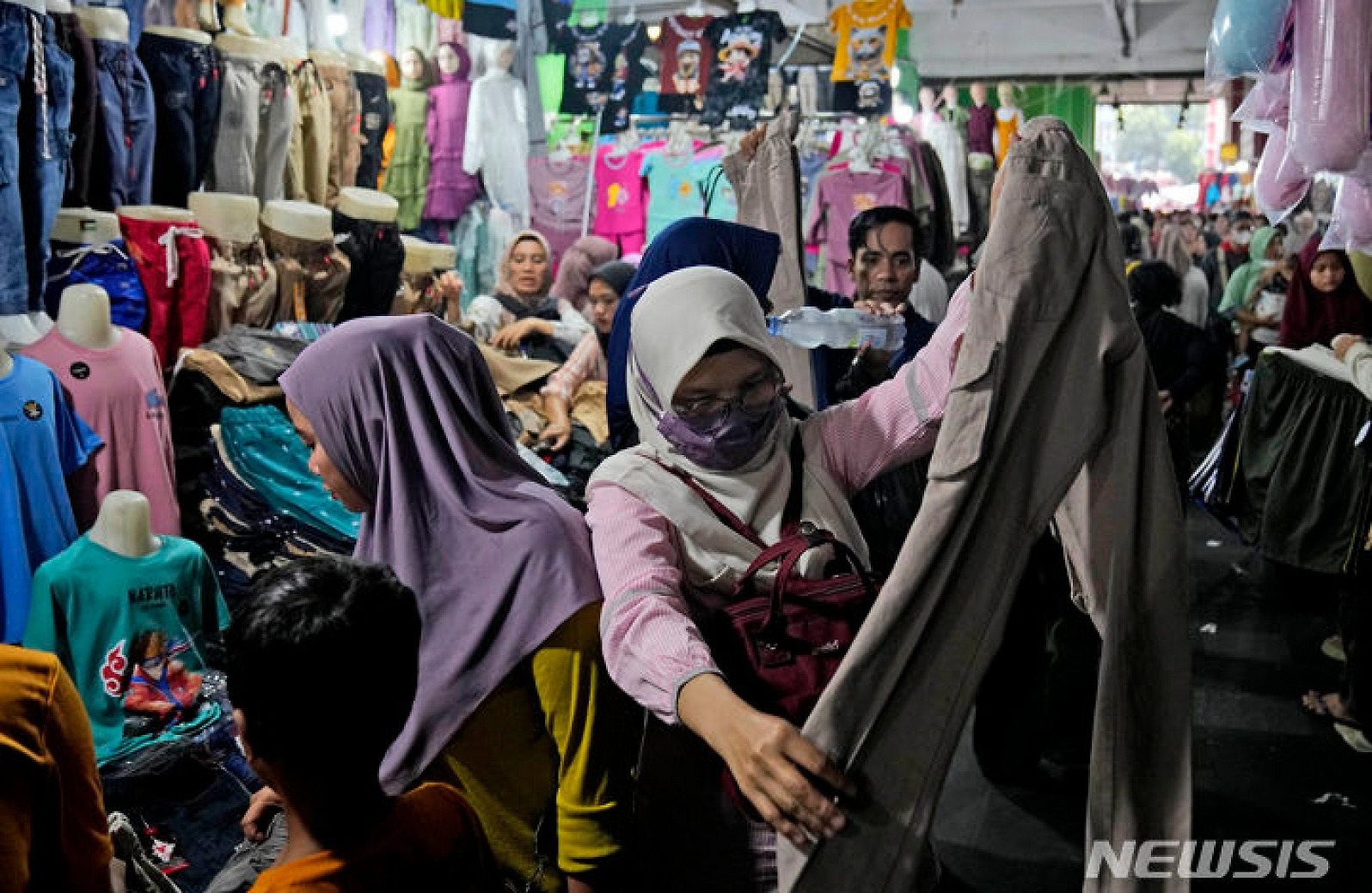 '이드 알 피트르' 앞두고 장 보는 무슬림 여성들