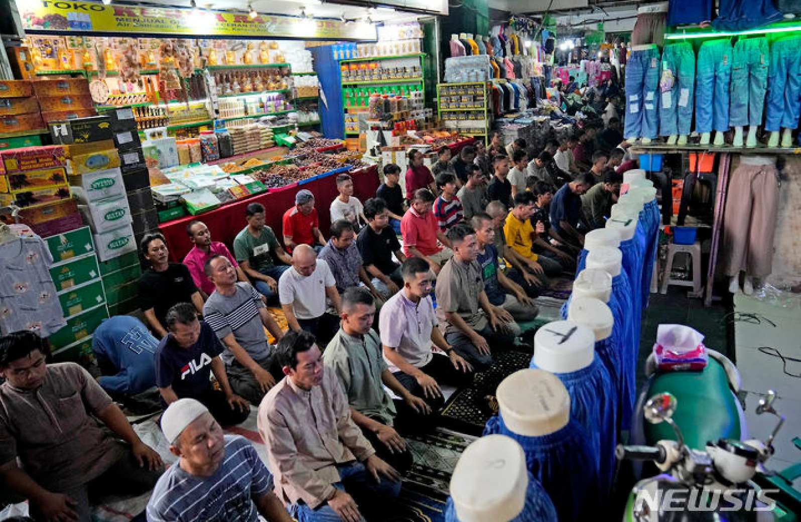 라마단 마지막 주 금요 기도하는 印尼 무슬림들