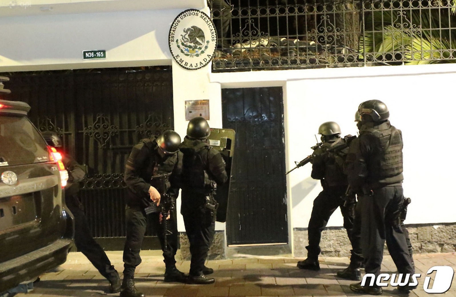 [포토] 멕시코 대사관 강제 진입하는 에콰도르 경찰