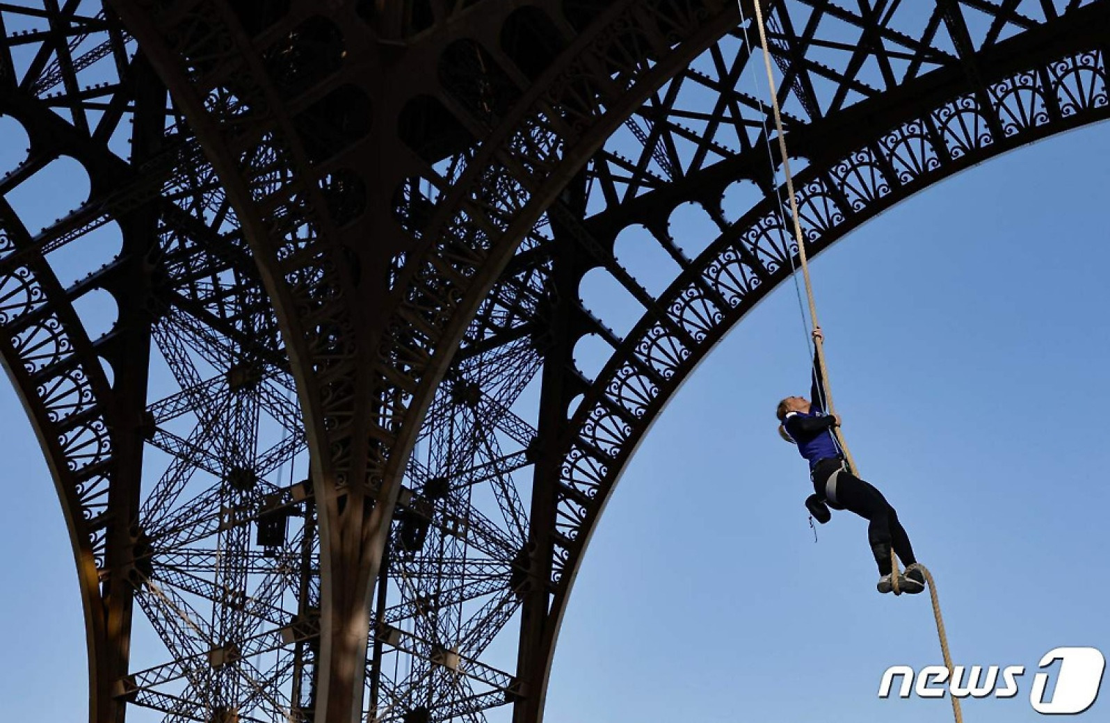 [포토] 18분 만 110m 등반 성공…에펠탑 로프 오르는 프랑스 여성