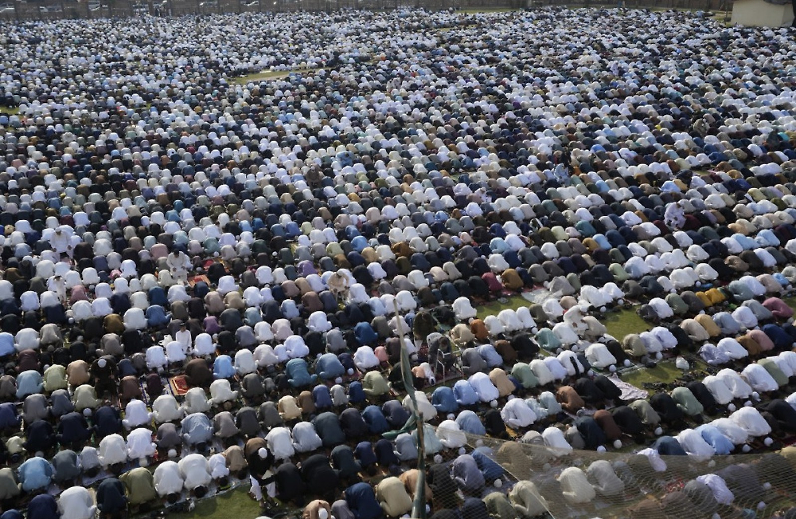 무슬림들 ‘라마단’ 종료 기념 기도