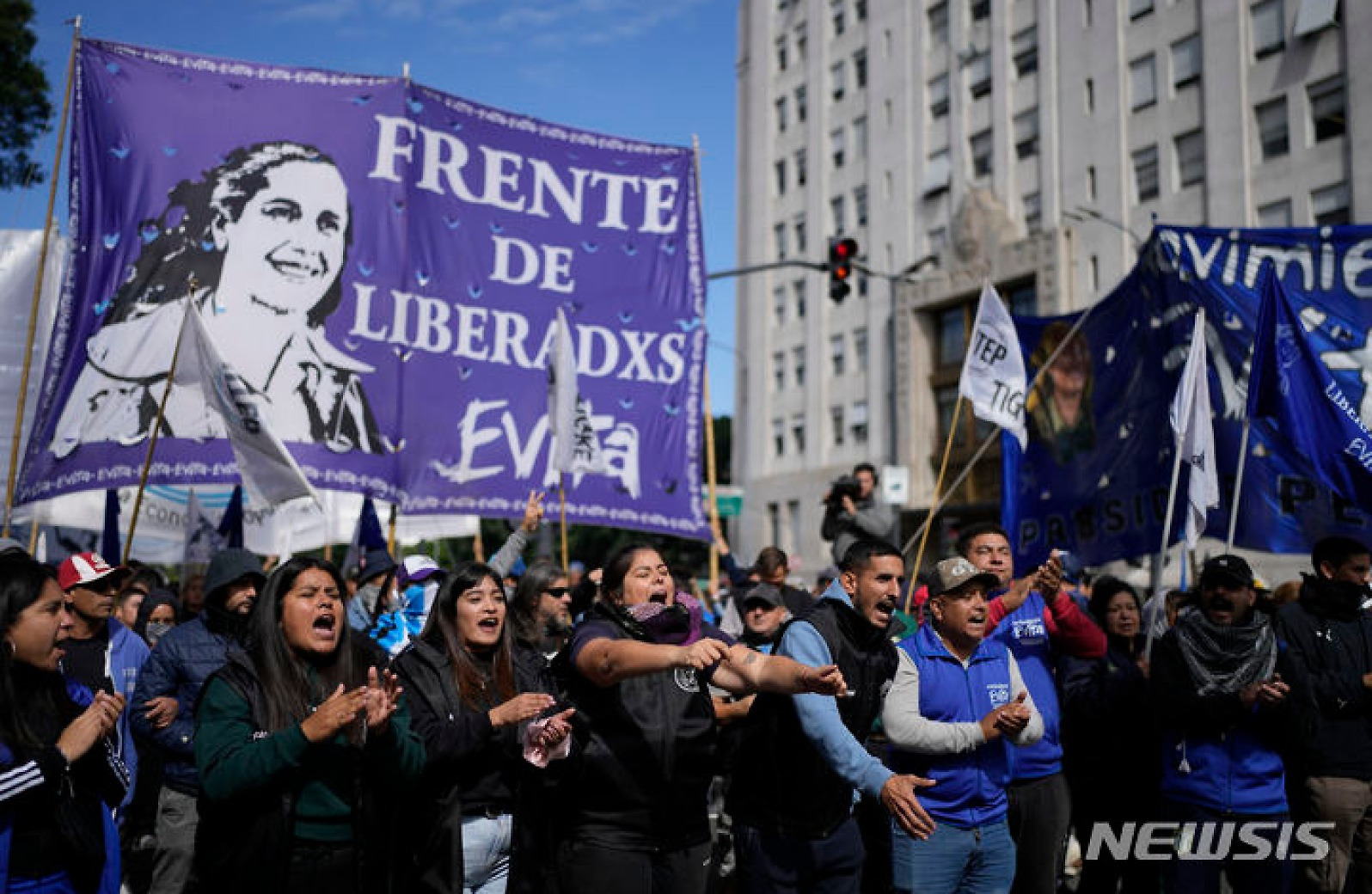 구호 외치며 행진하는 아르헨티나 반정부 시위대