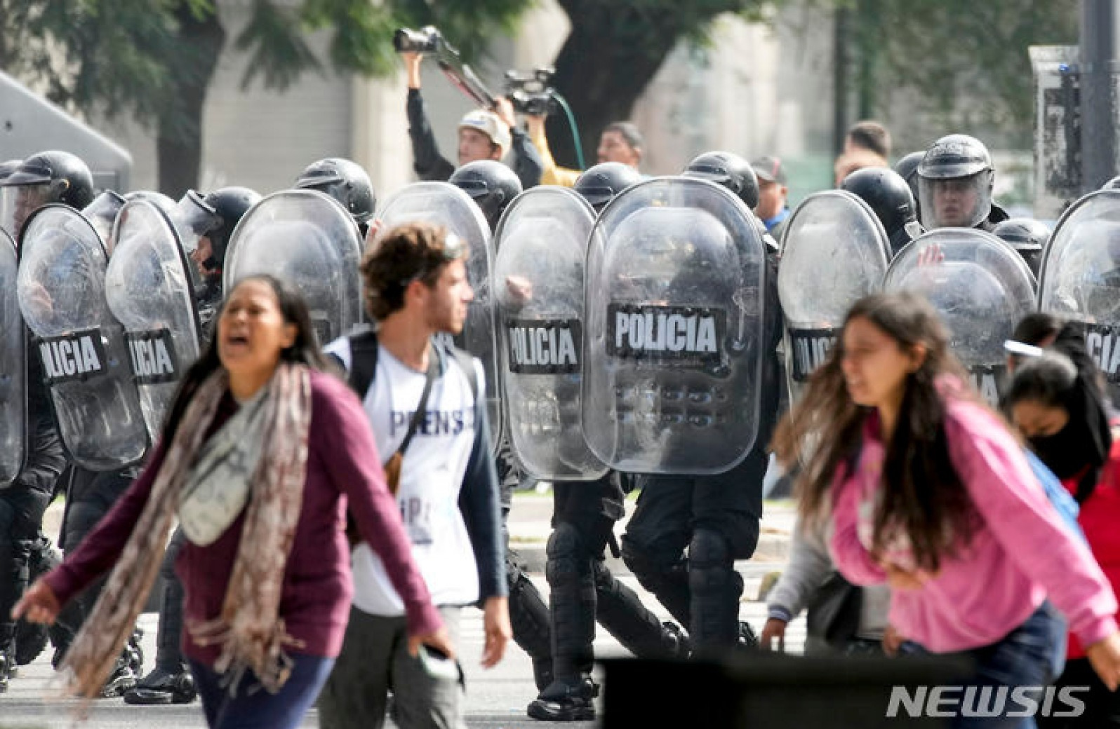 반정부 시위대 해산하는 아르헨티나 경찰