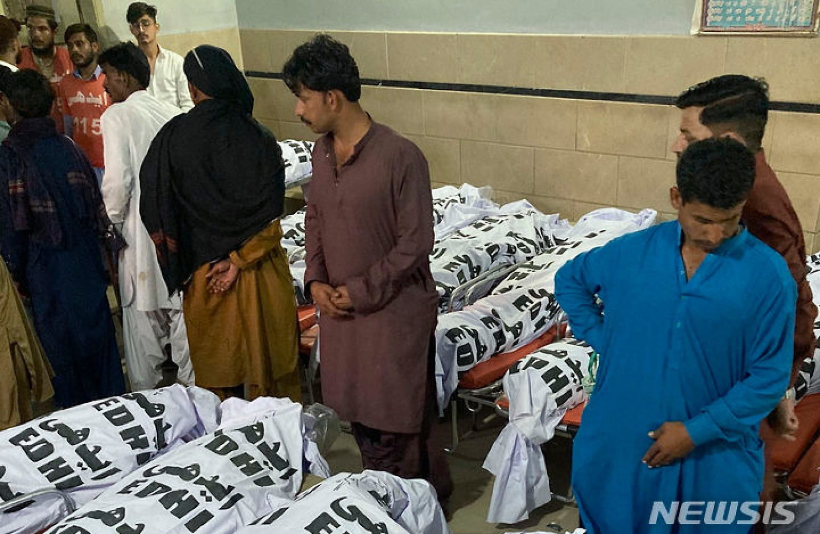 파키스탄 버스 추락, 희생자 시신 찾는 가족들