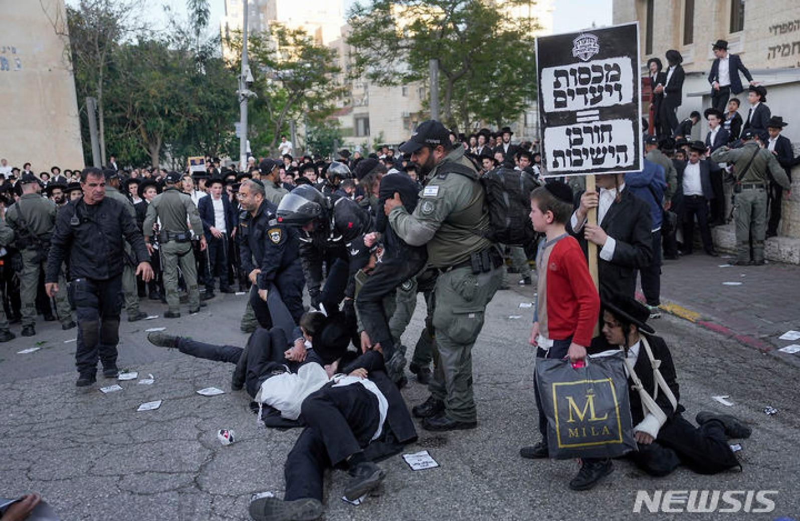 '징집 반대' 하레디 끌어내는 이스라엘 경찰