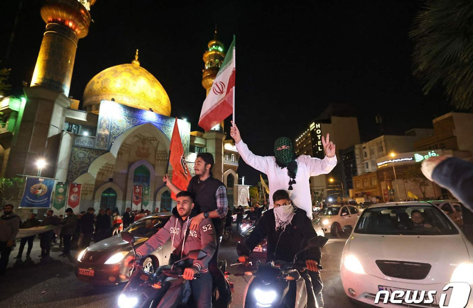 [포토] 오토바이 자축 행진하는 이란인들