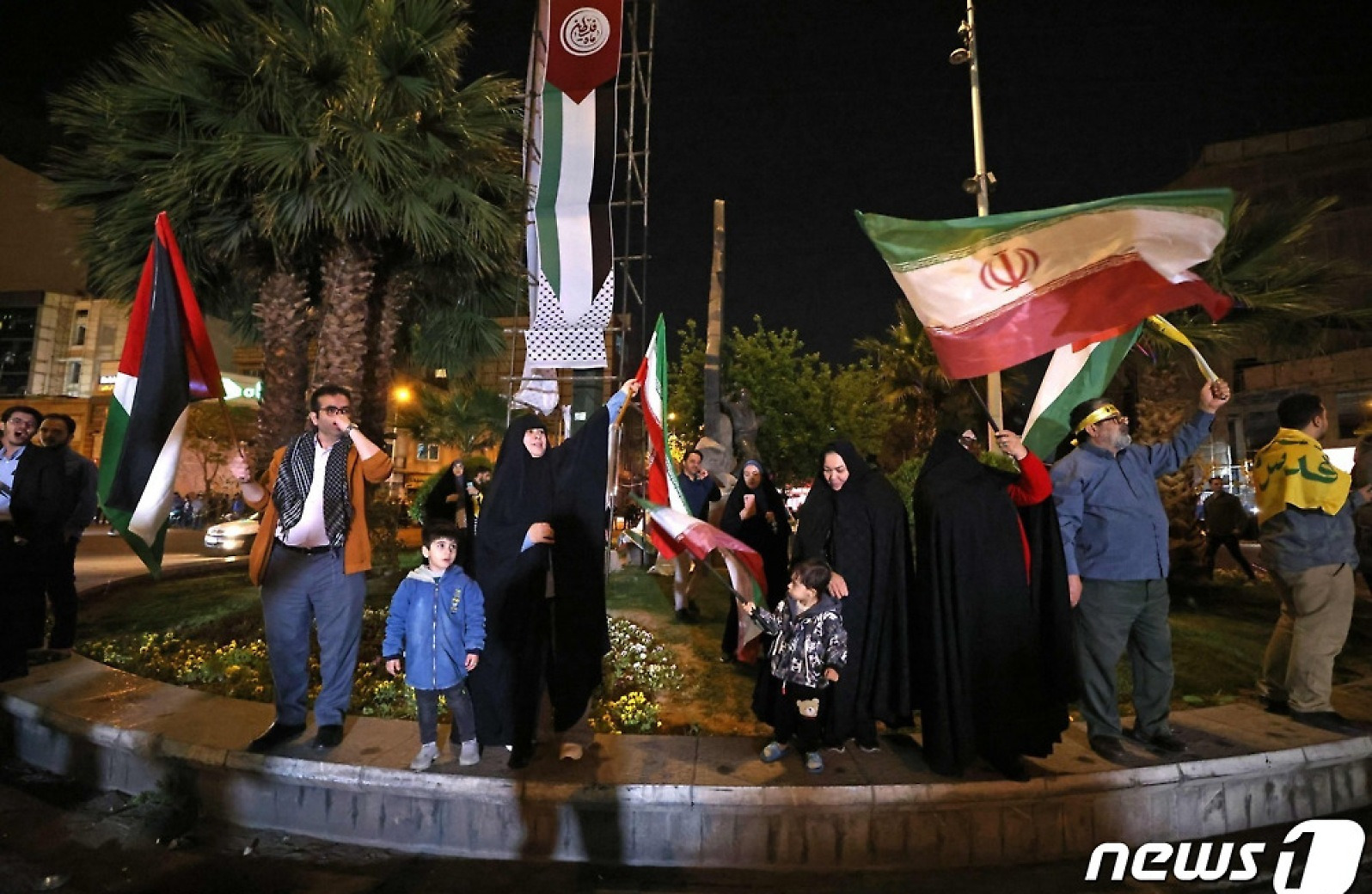 [포토] 보복 공습 후 자축하는 이란 시민들