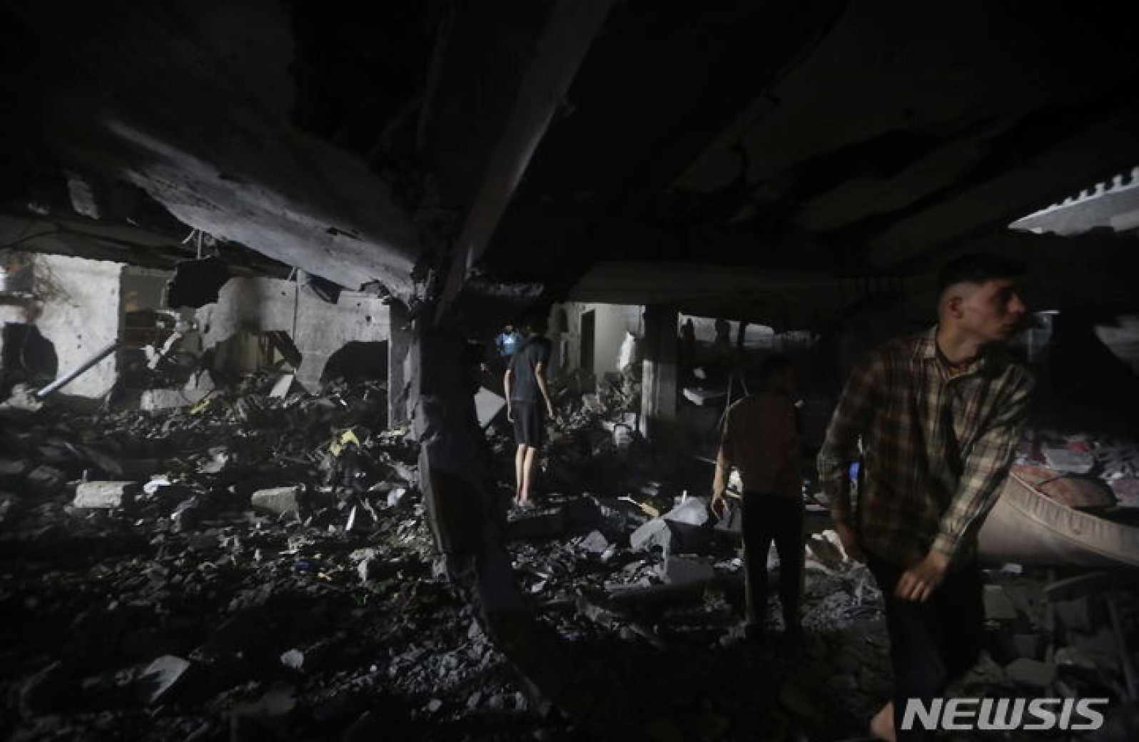 이스라엘 라파 공습으로 팔 주민 여러 명 사망