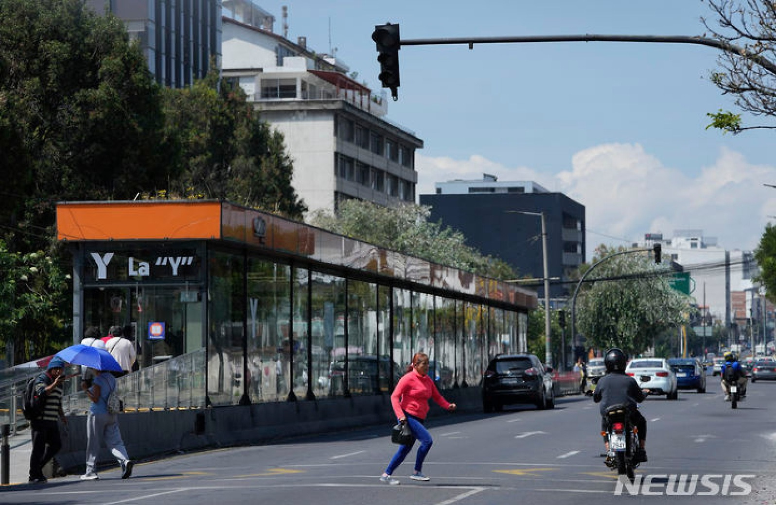 에콰도르 계획정전, 신호등 미작동 도로 건너는 주민