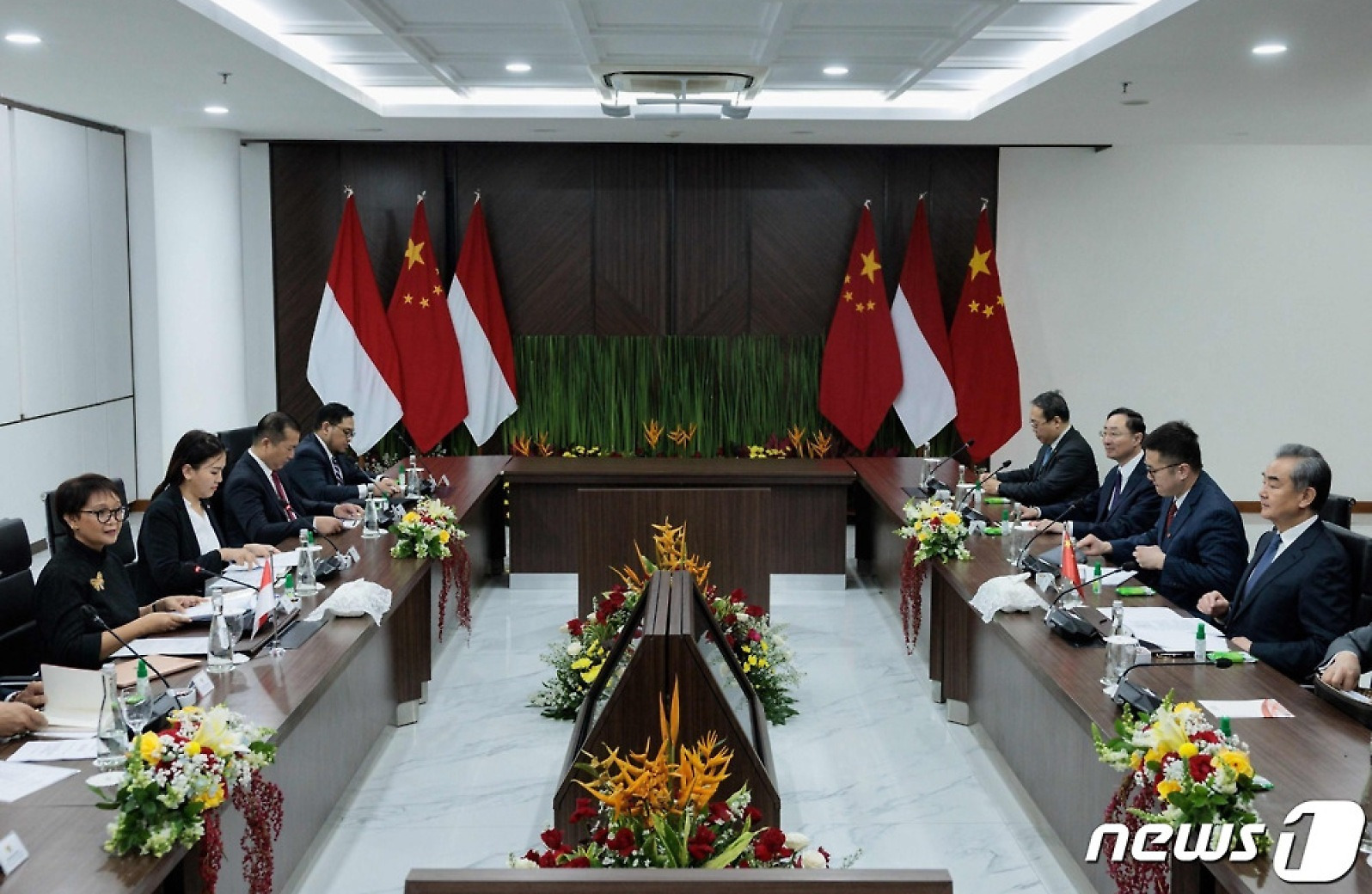 회담하는 왕이 中 외교와 마르수디 인도네시아 외교