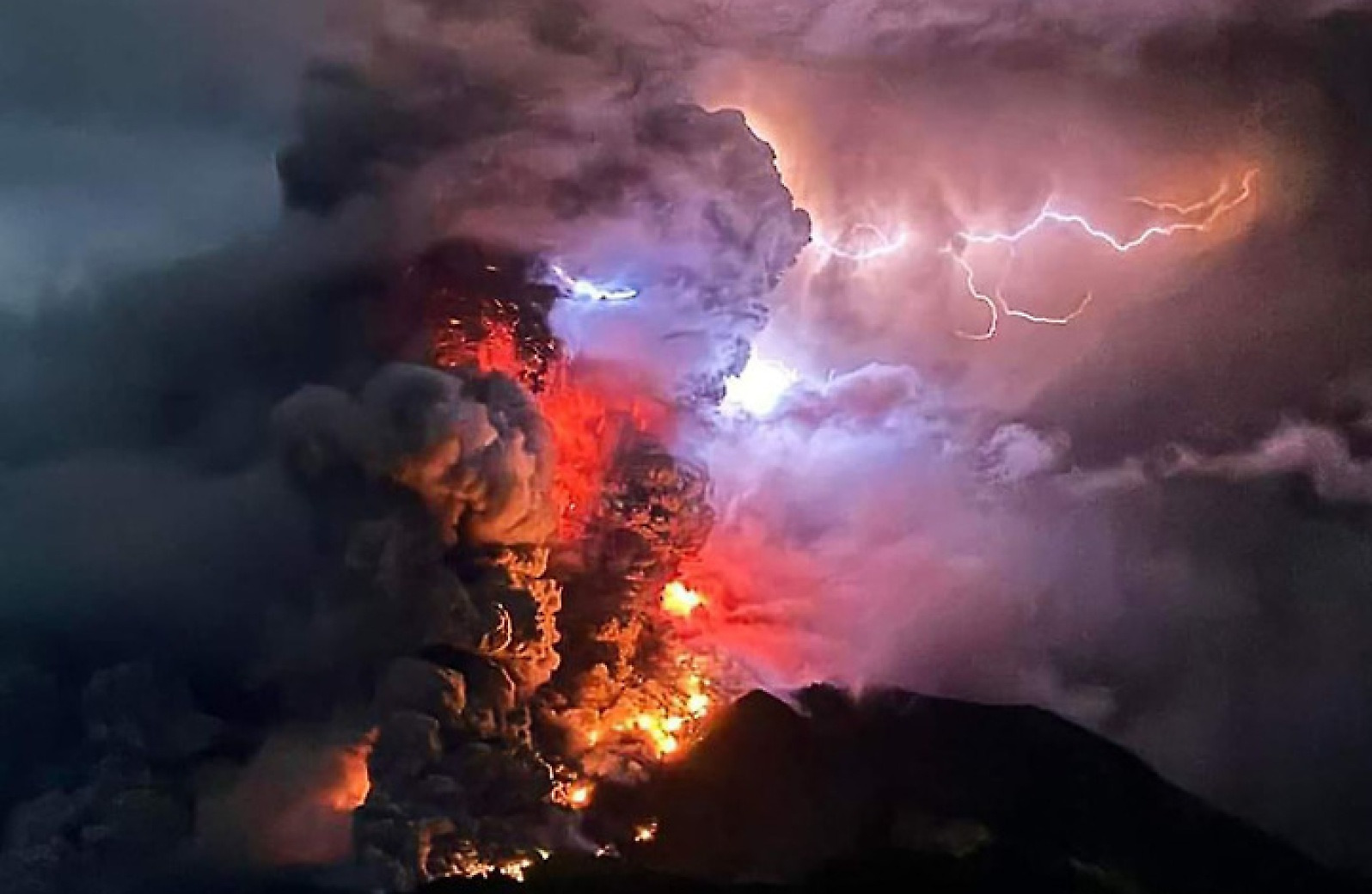 인니서 화산폭발, 화산재 기둥 2.5km까지 치솟아[포토 in 월드]