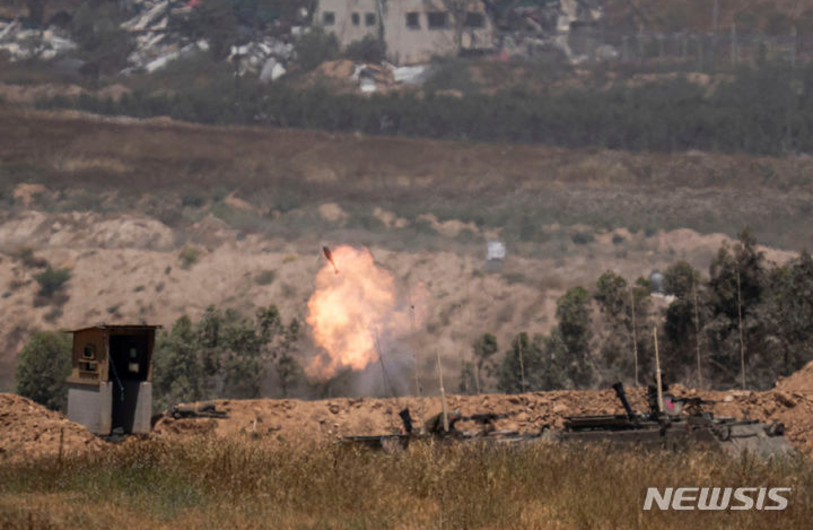 가자지구로 박격포 발사하는 이스라엘 군인들