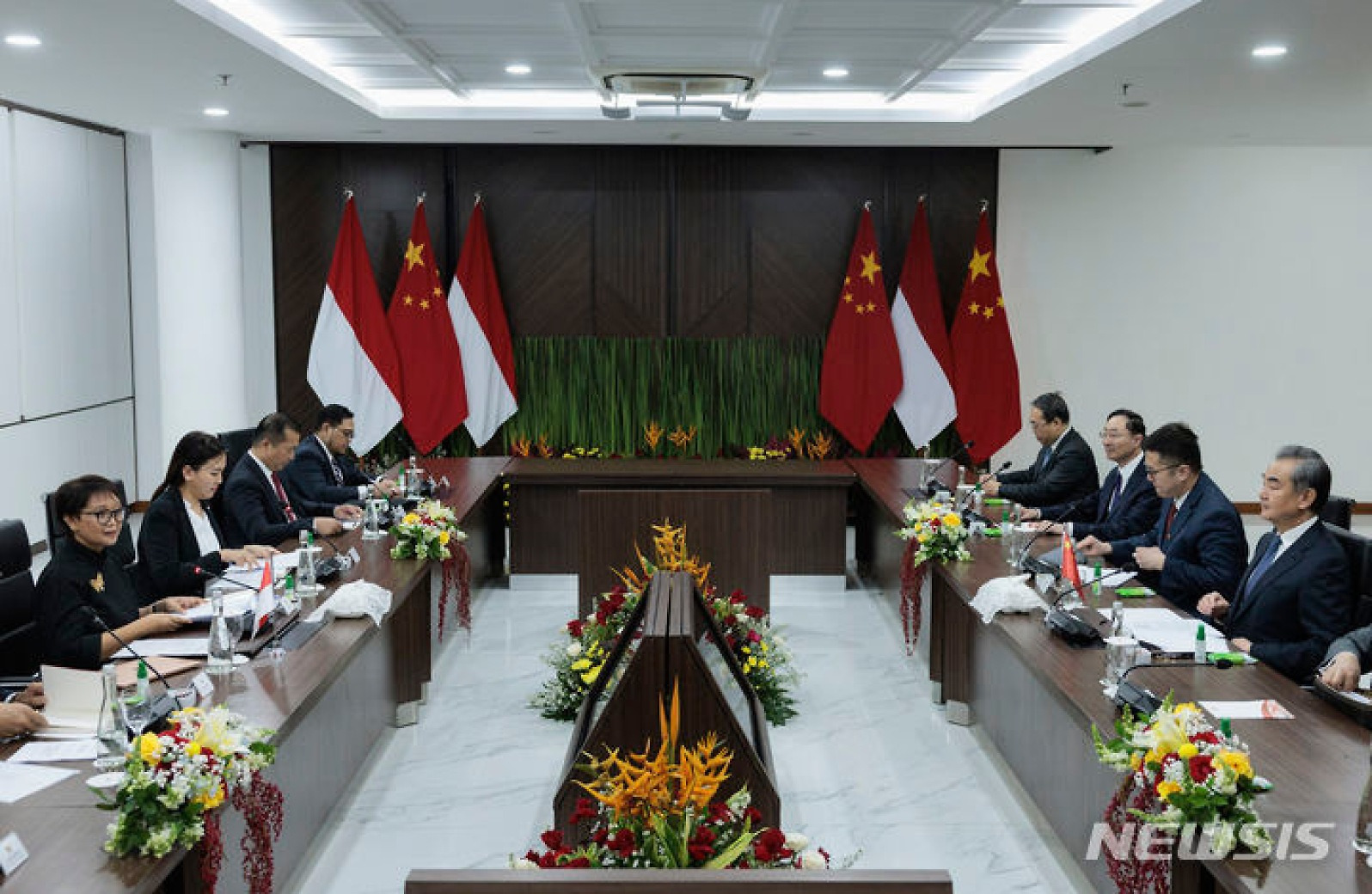 인도네시아 외교부장과 회담하는 왕이 외교부장