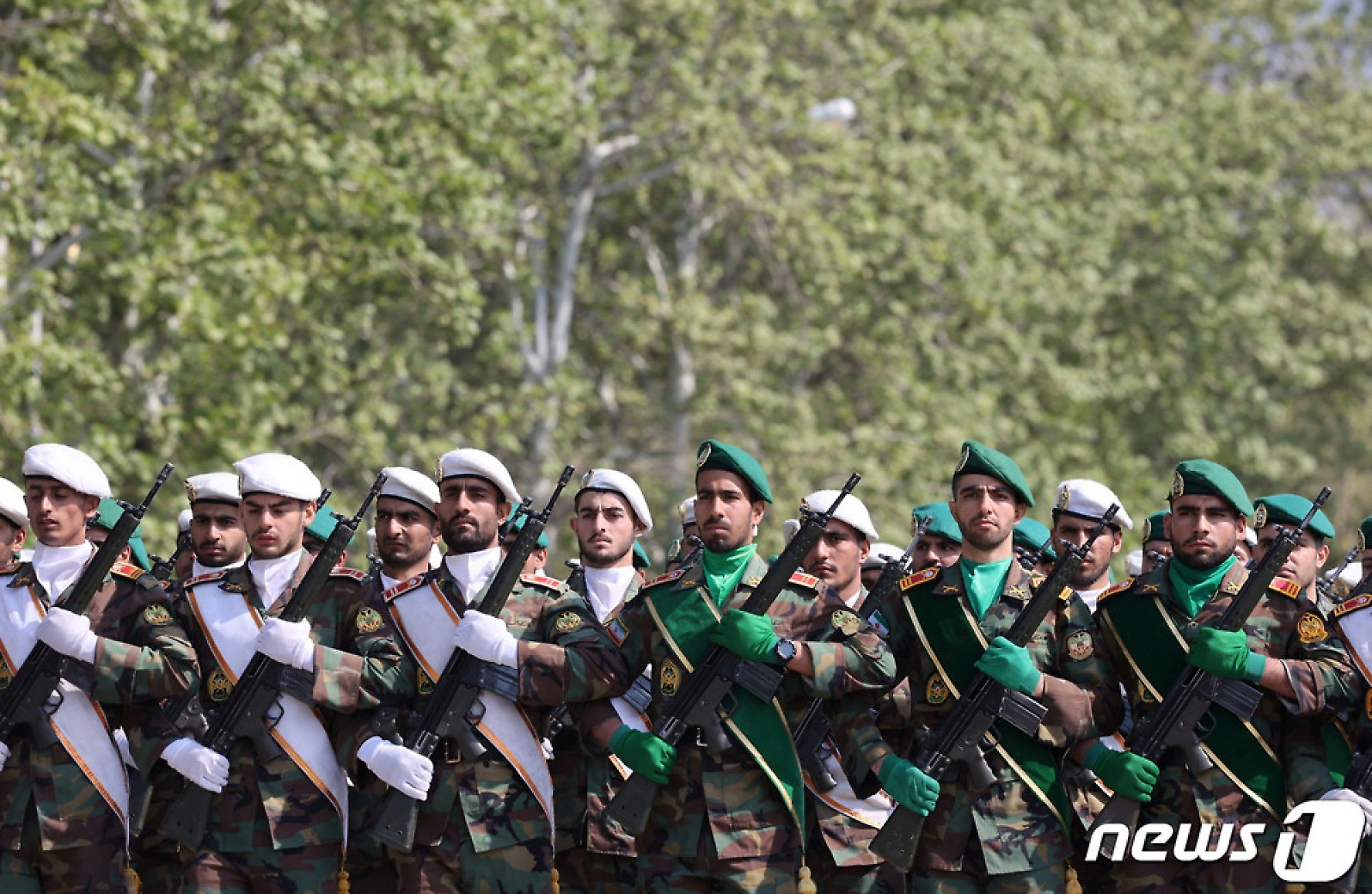 [포토] 국군의날 퍼레이드에서 행진하는 이란 군인들