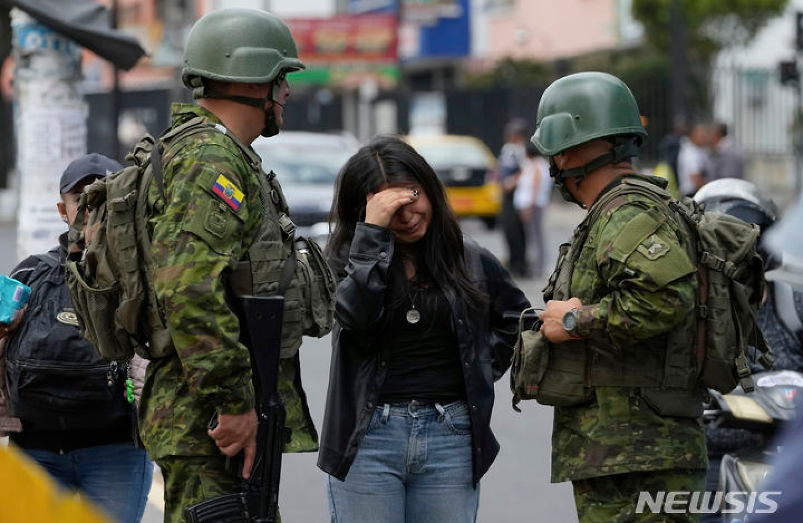 군인들에게 강도 사건 신고하는 에콰도르 여성