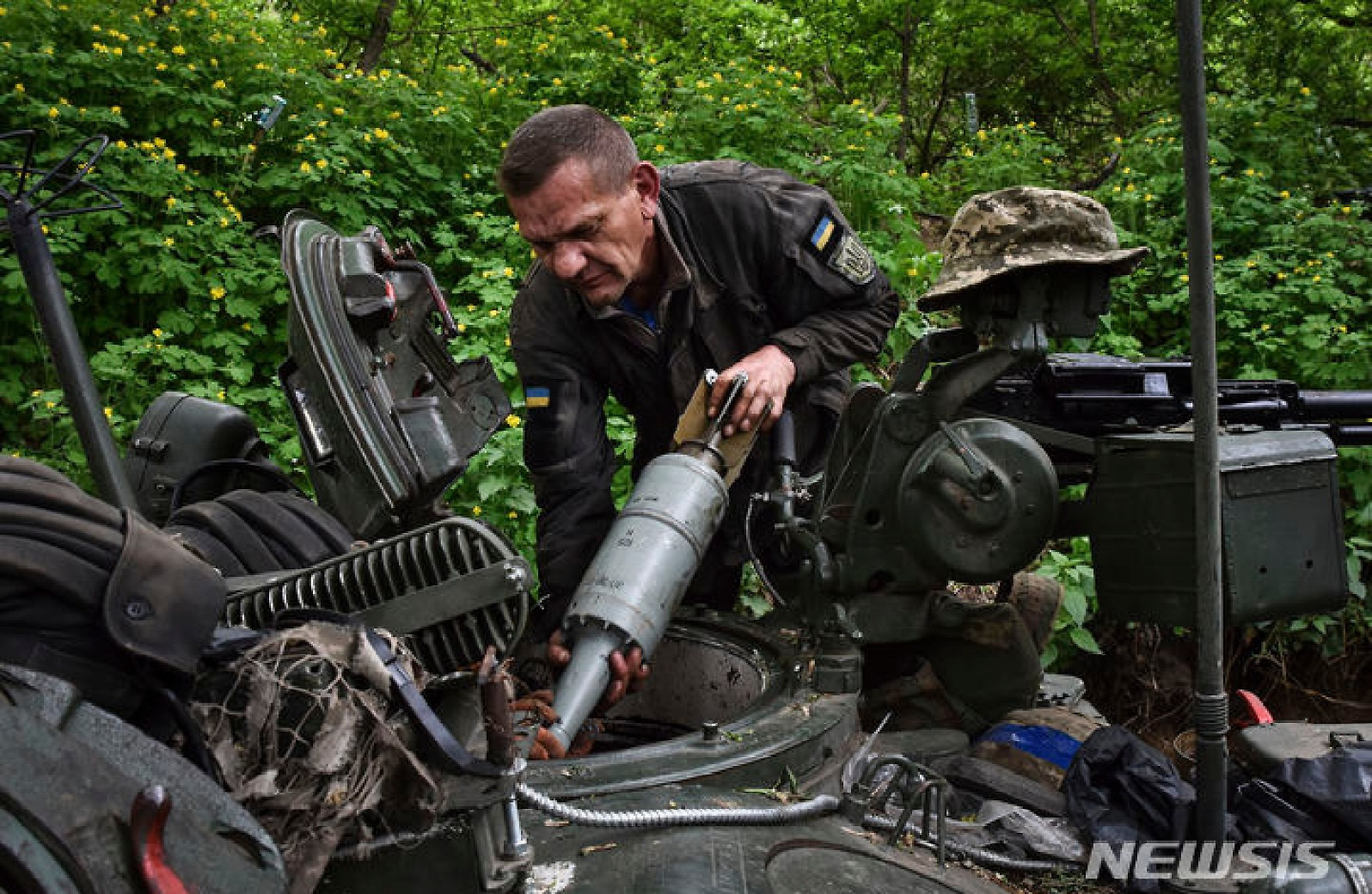 전차에 포탄 싣는 우크라이나 군인