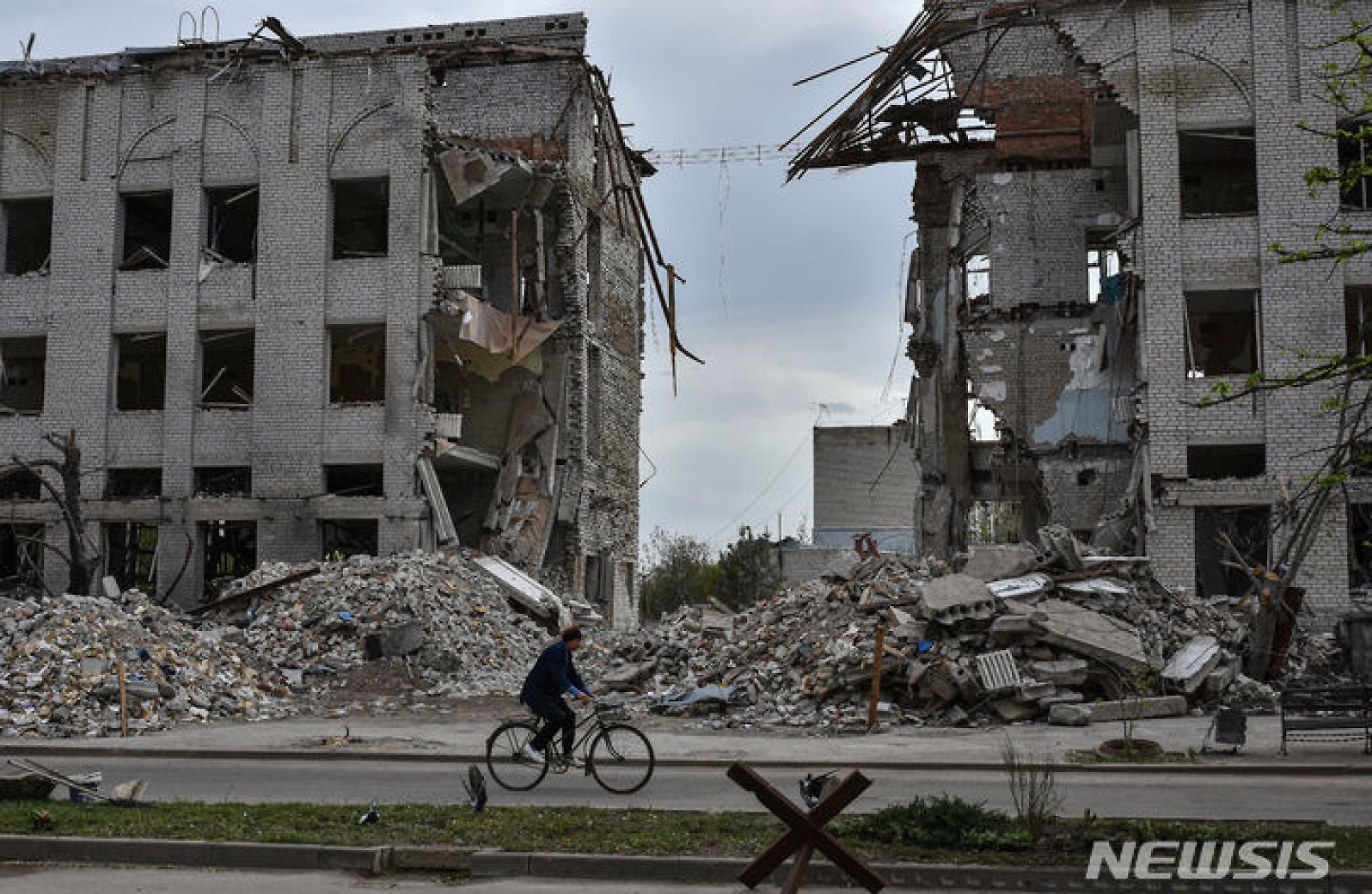 러시아 공습으로 두 동강 난 오리히우 건물