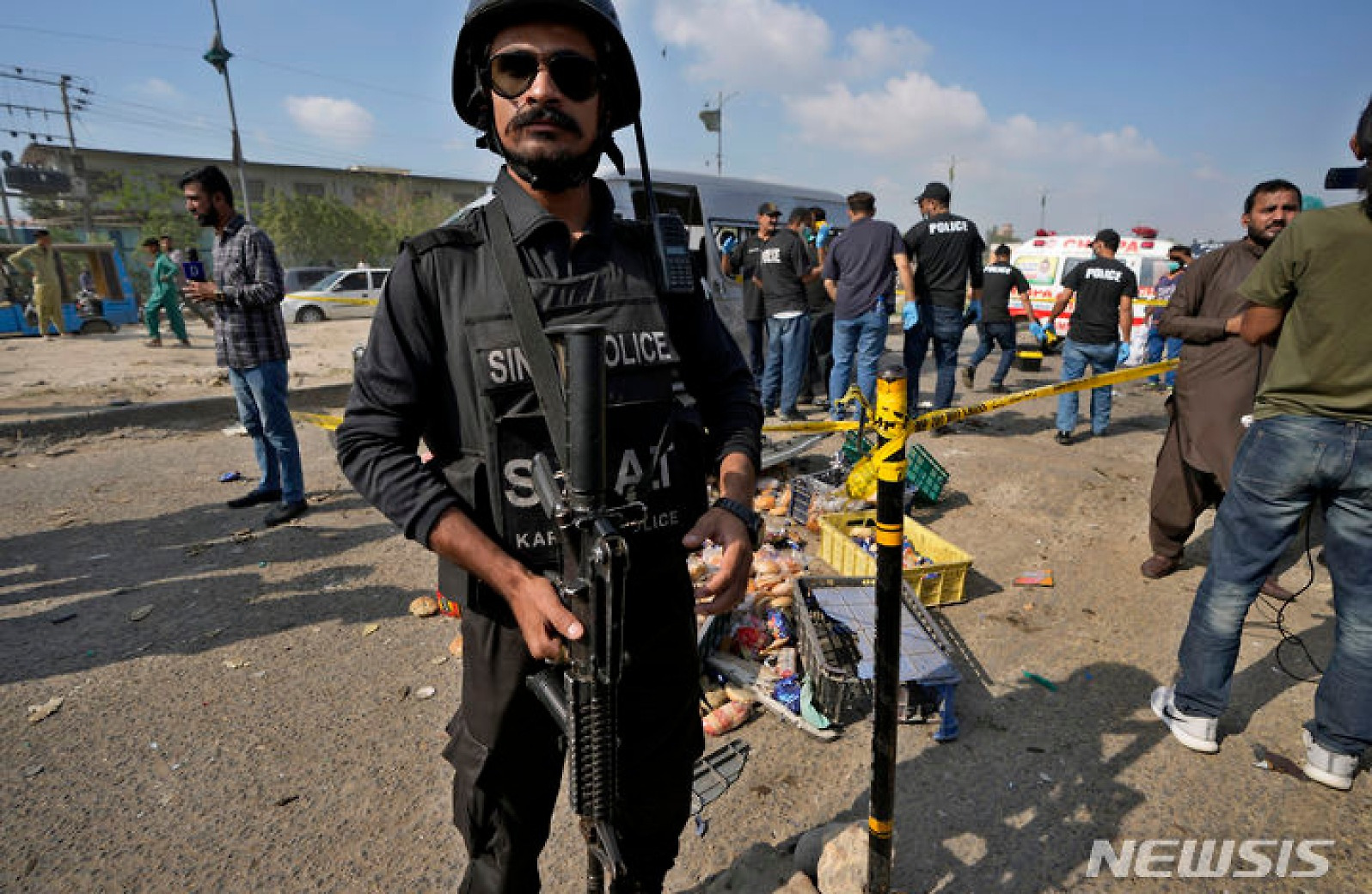 폭탄 테러 현장 통제하는 파키스탄 경찰관