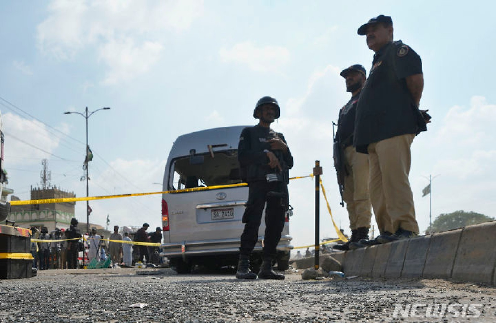 카라치서 자살 폭탄 테러, 현장 통제하는 경찰