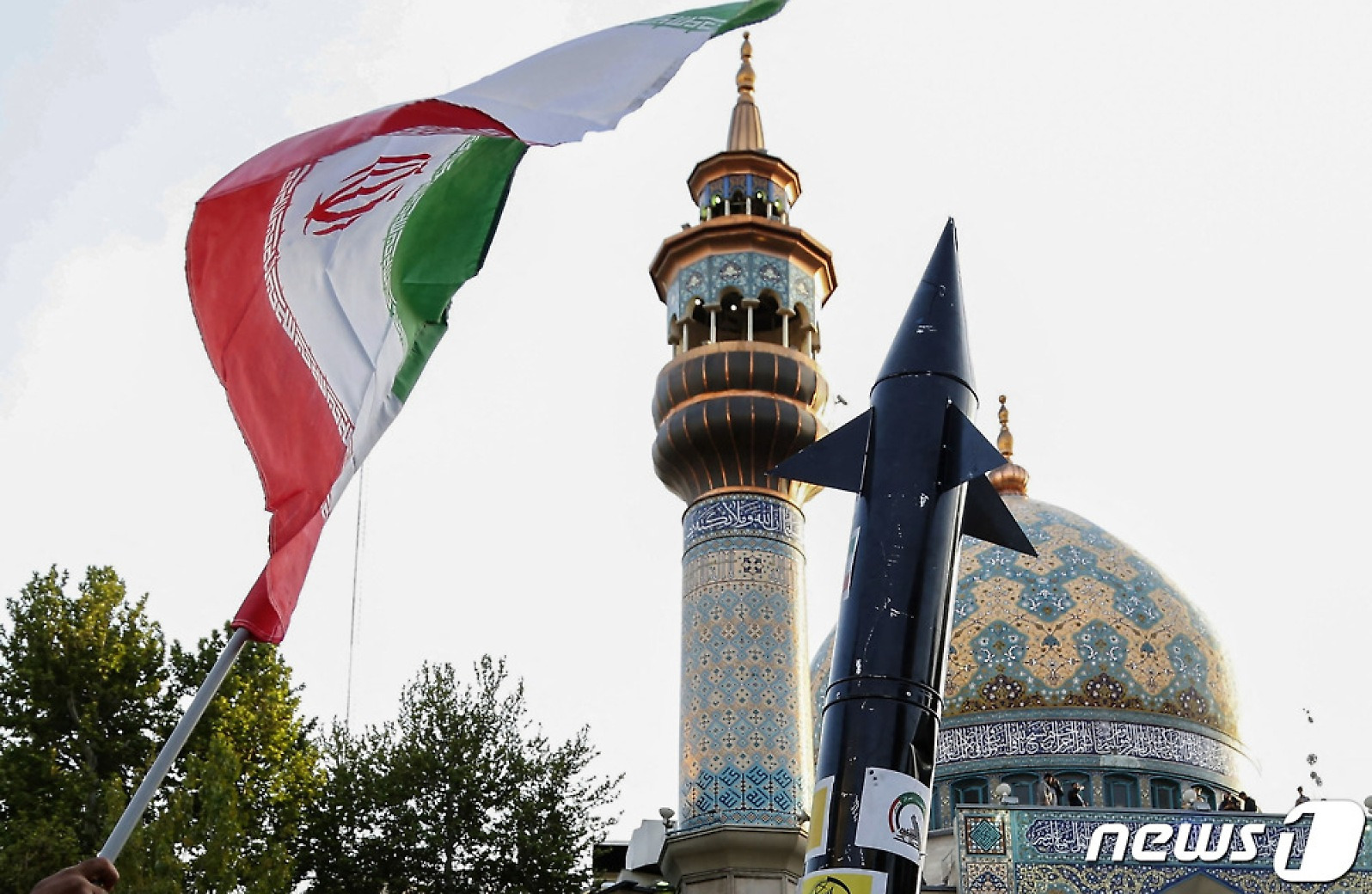 [포토] 이란 미사일 모형 들고 거리로 나선 이란인들