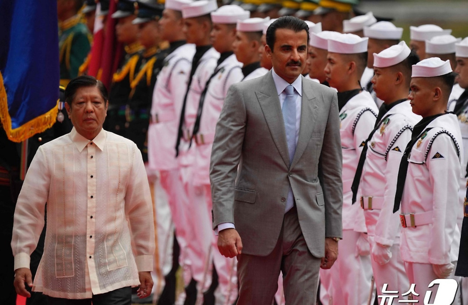 [포토]필리핀 의장대 사열하는 카타르 국왕
