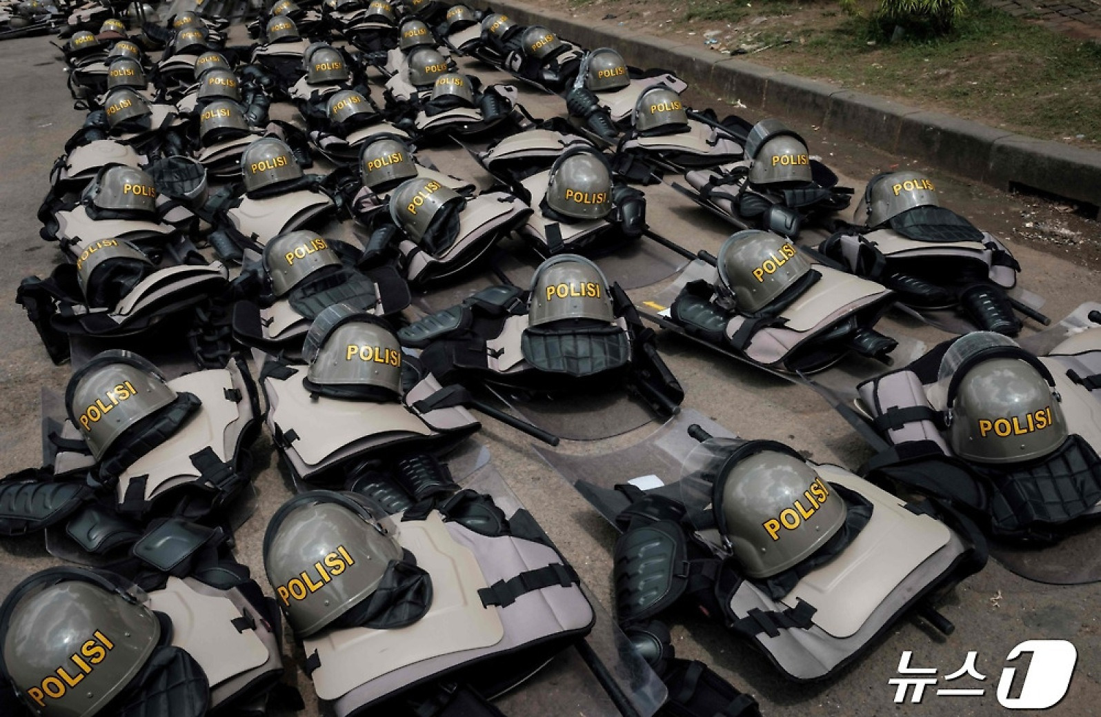 [포토]인니 대선 불복 시위…열지어선 경찰 진압장비