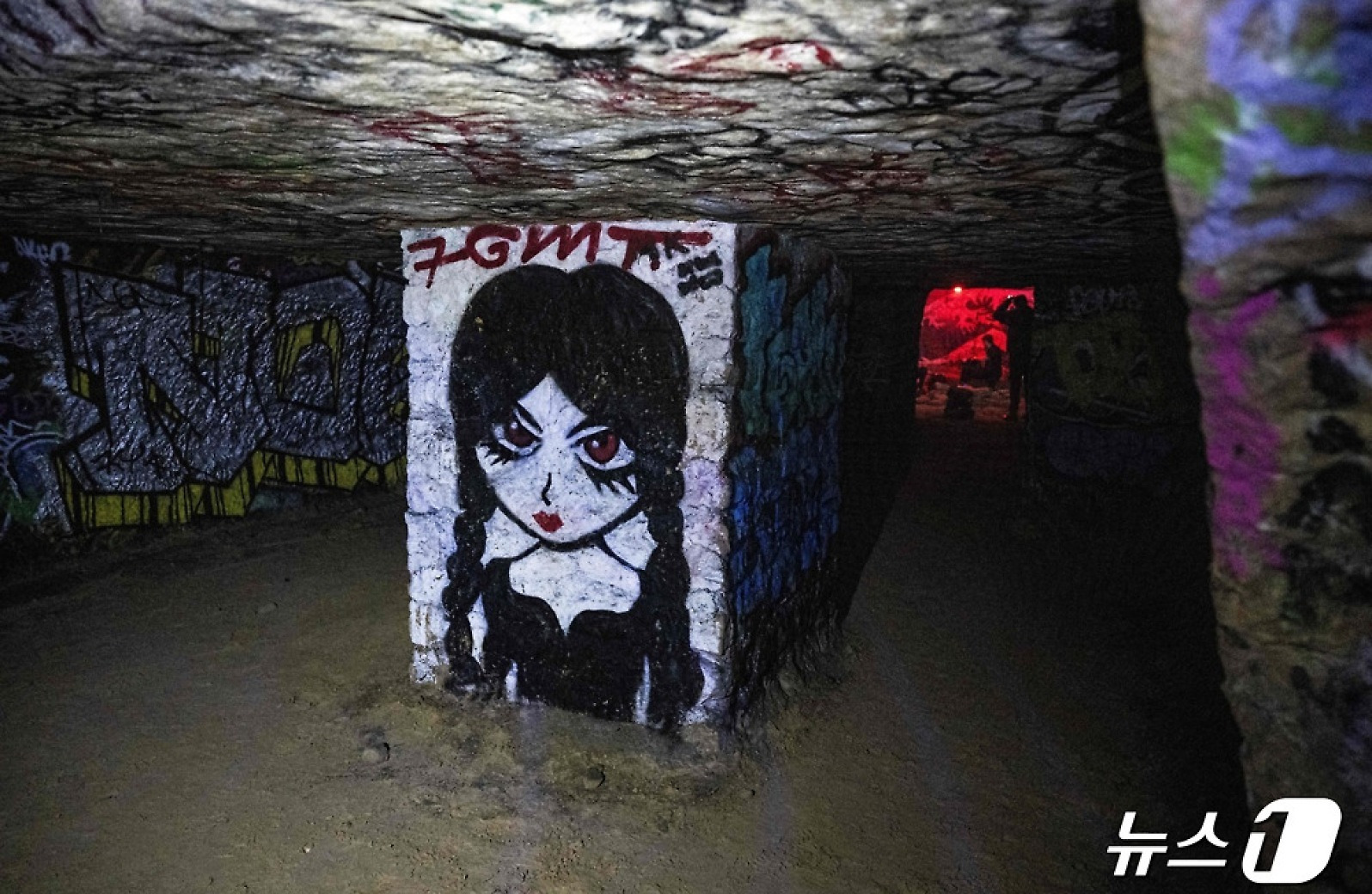 [포토]'나 이뻐'…파리 숨겨진 지하묘지 카타콤