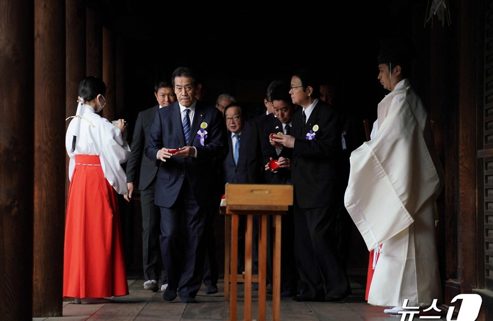 도쿄 야스쿠니 신사 집단 참배하는 일본 의원들
