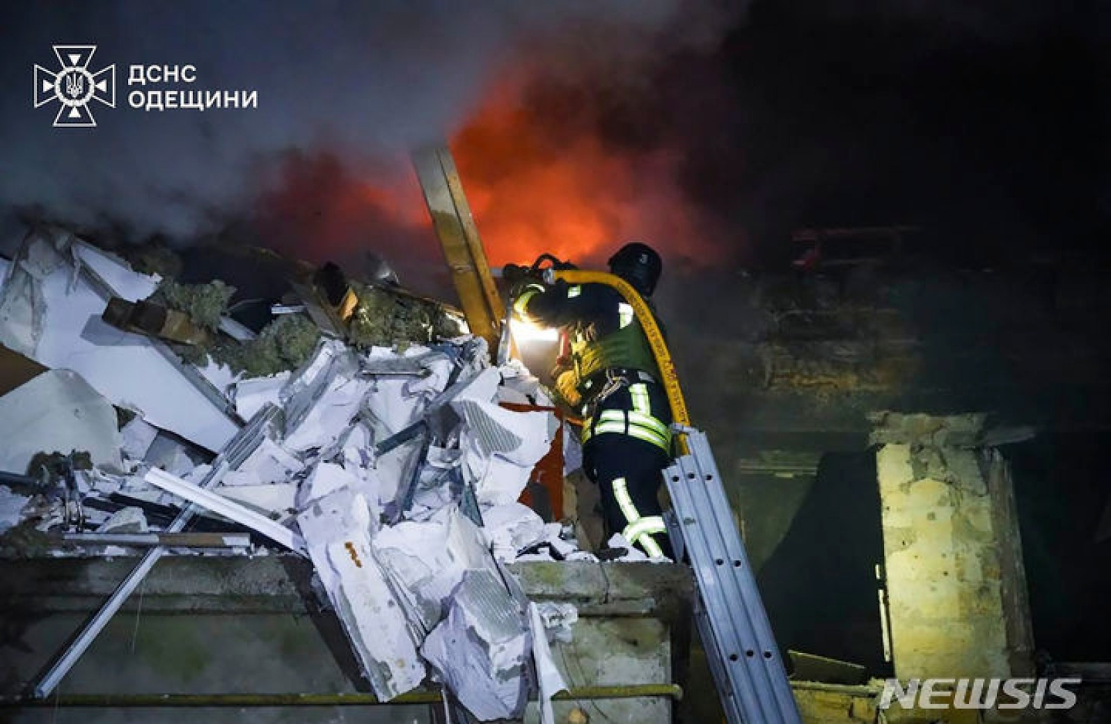 드론 공격 건물 화재 진압하는 우크라 소방관