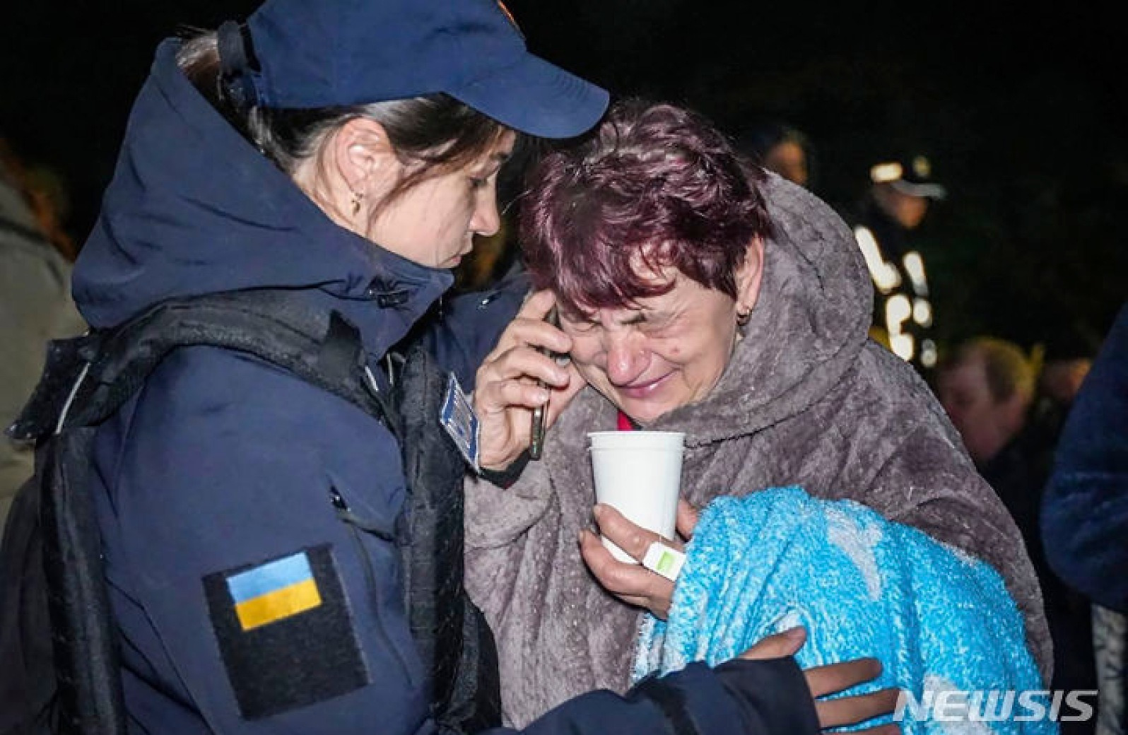 피해 주민 위로하는 우크라이나 심리치료사