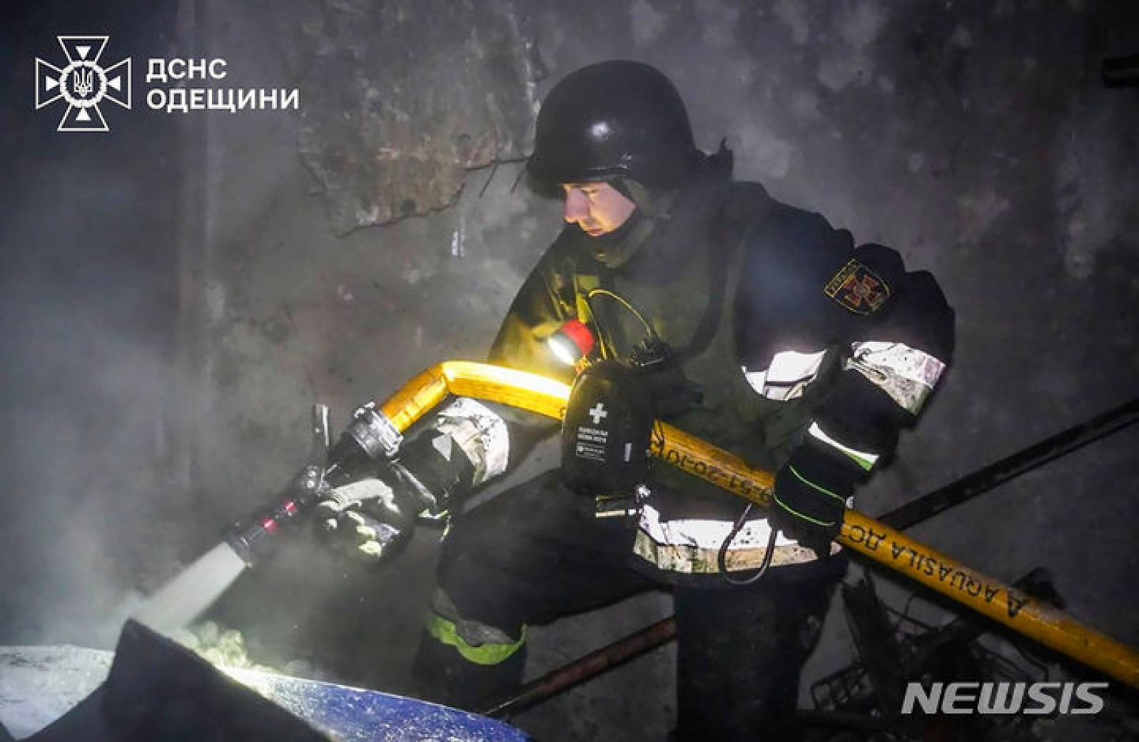피격 건물 화재 진압하는 우크라이나 소방관