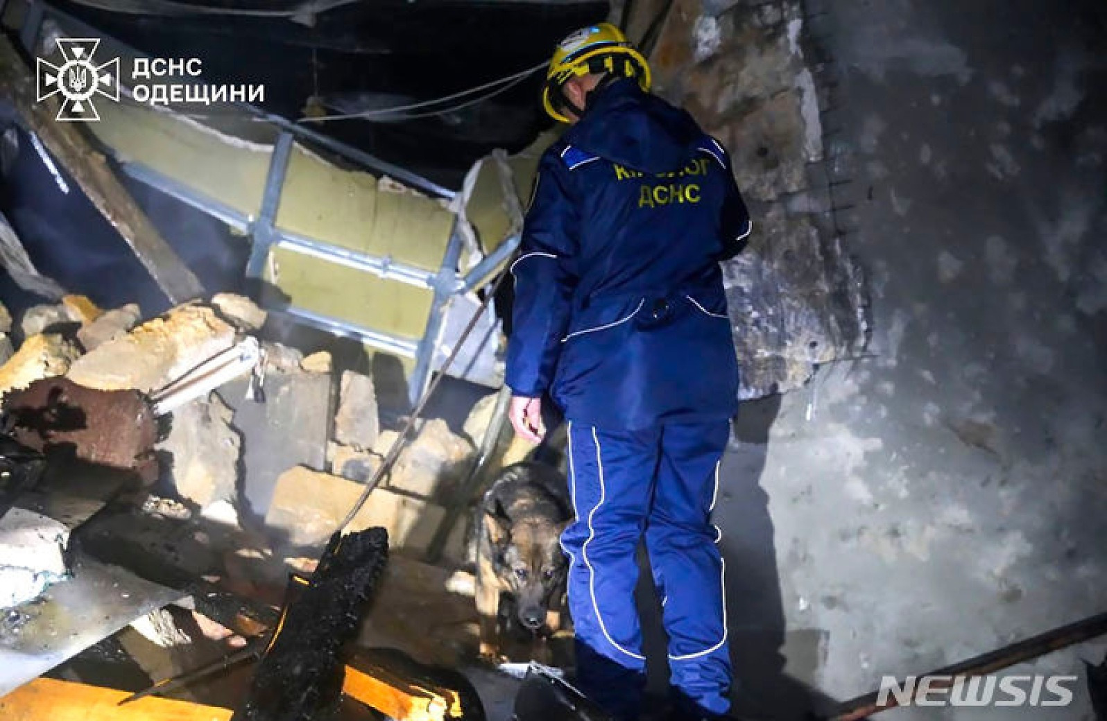 피격 건물서 생존자 찾는 우크라이나 수색견