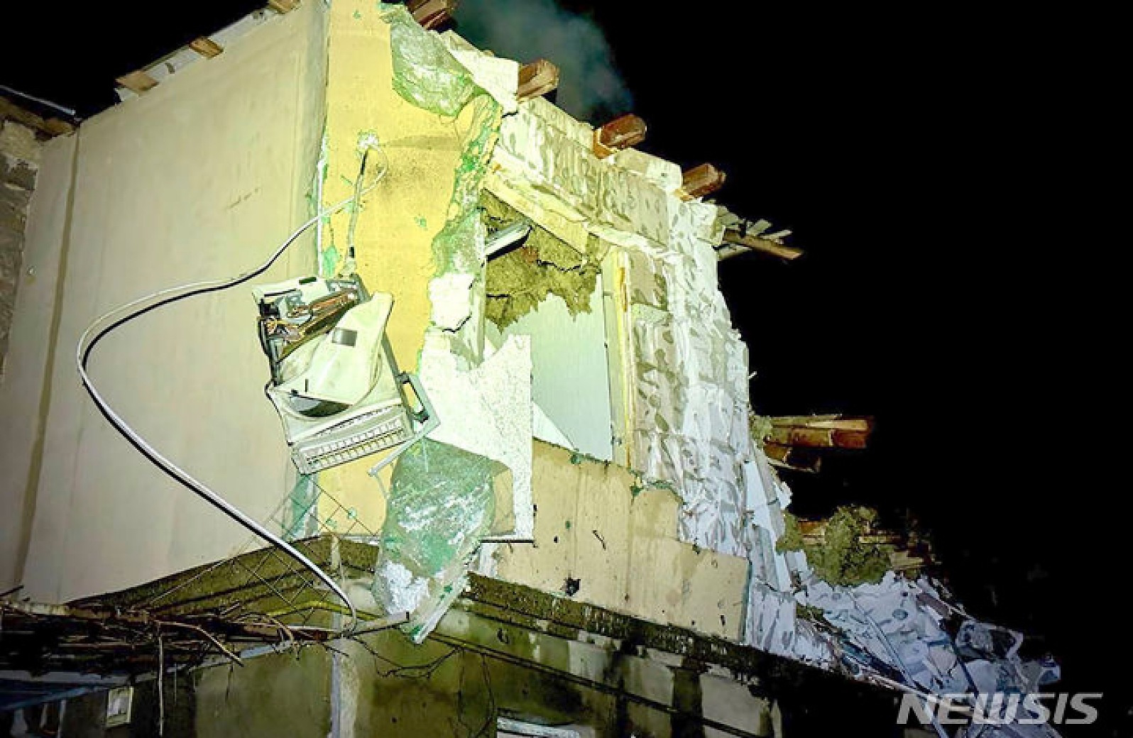 러 드론 공격으로 파괴된 오데사 거주 건물