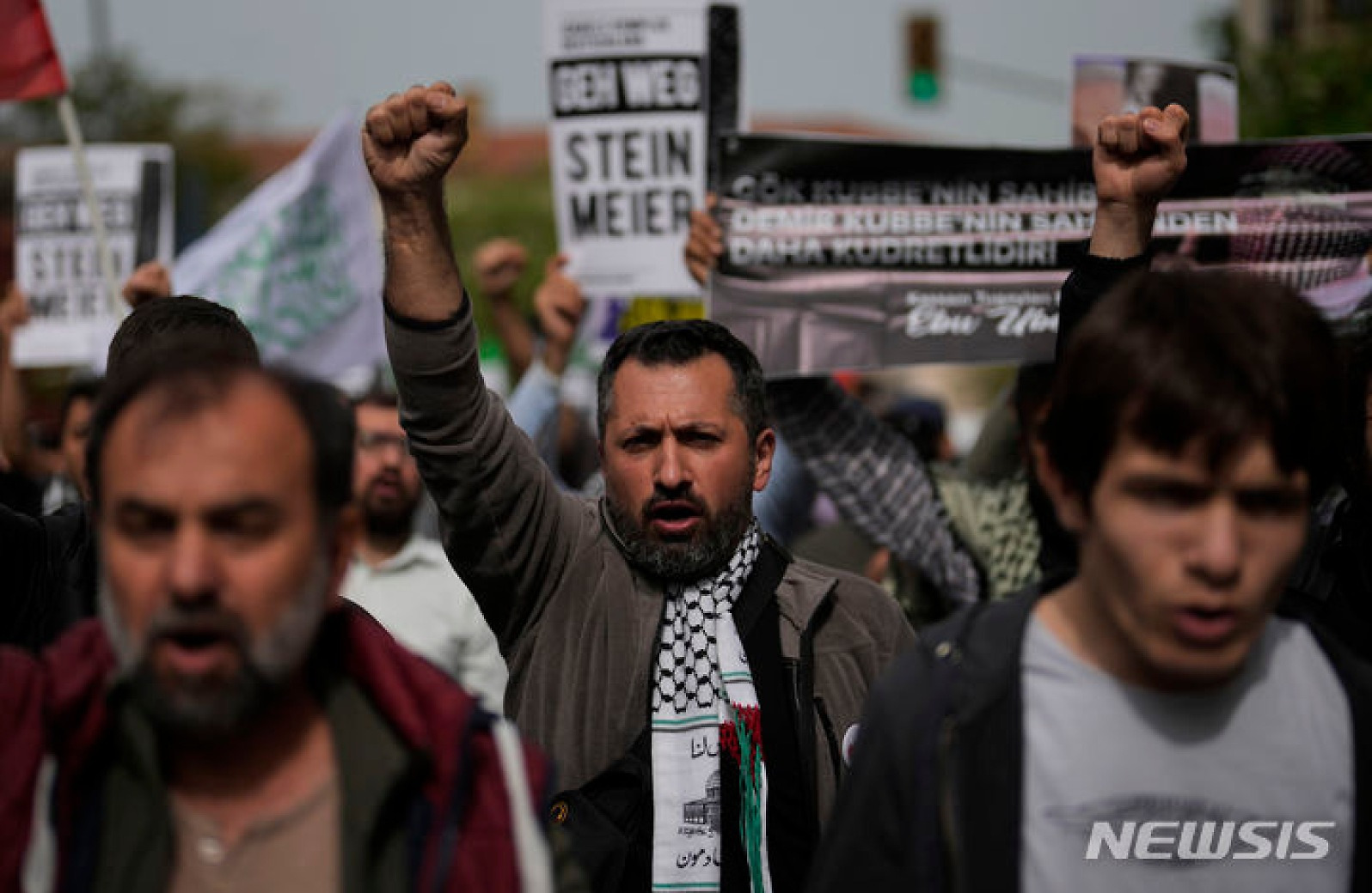 독일 영사관 앞에서 구호 외치는 튀르키예 시위대