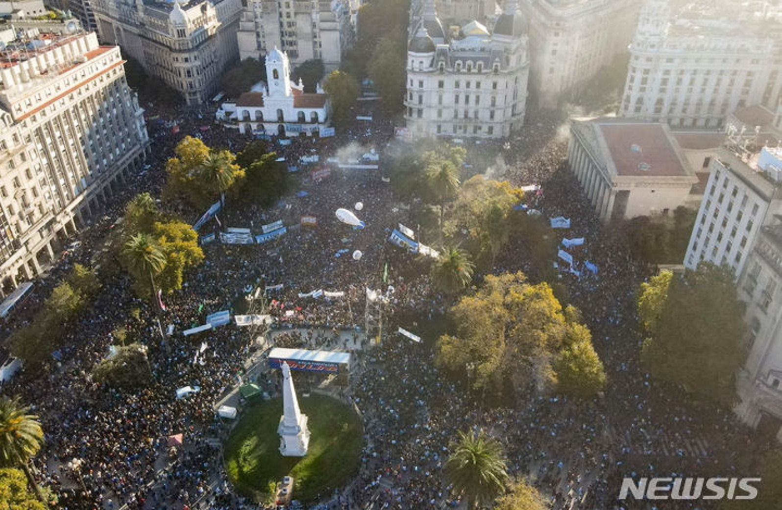 대통령궁으로 행진하는 아르헨티나 시위대