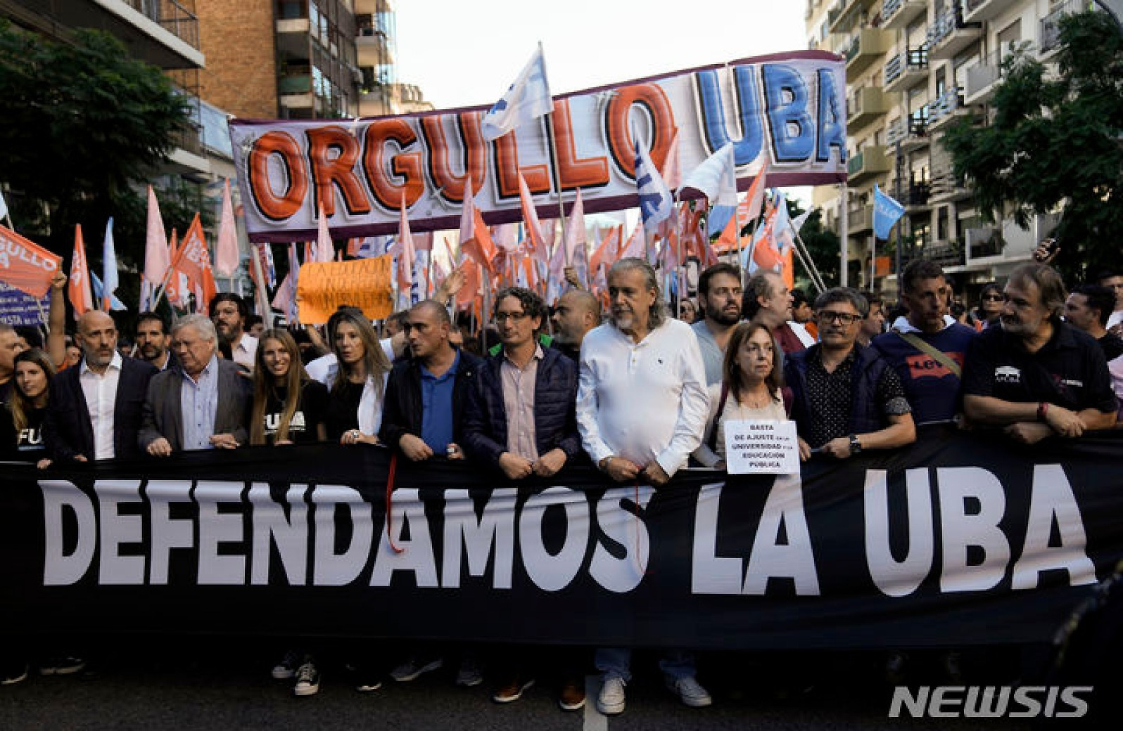 현수막 들고 행진하는 아르헨티나 반정부 시위대