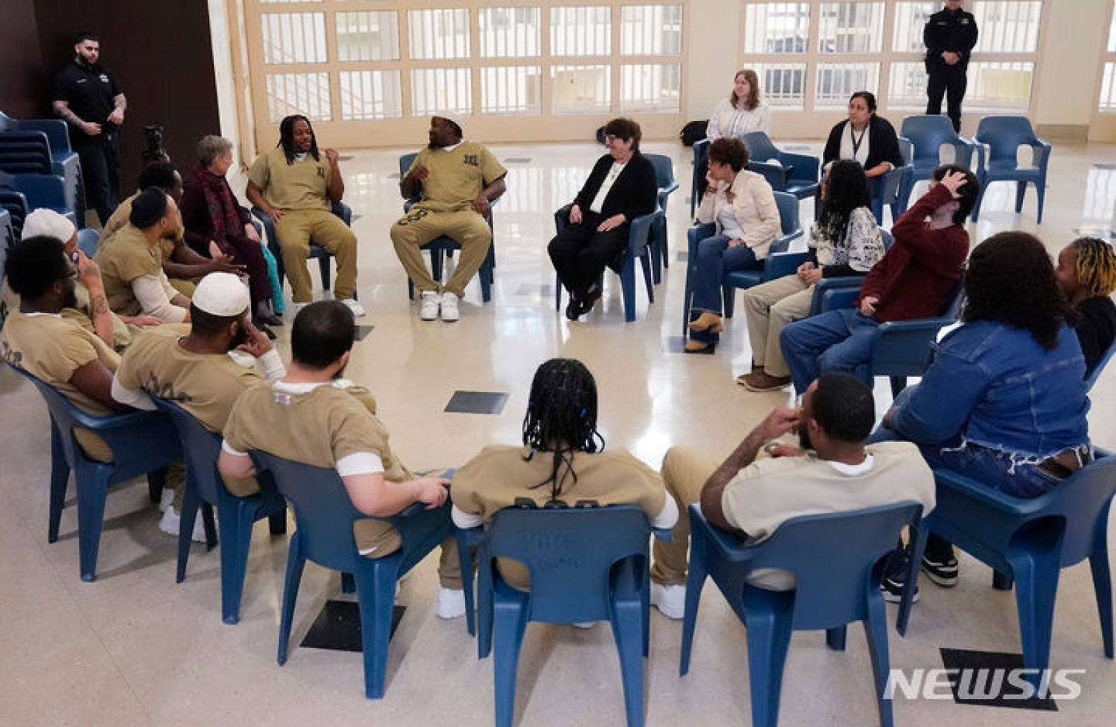 '데드맨 워킹'으로 독서 토론하는 재소자와 학생들