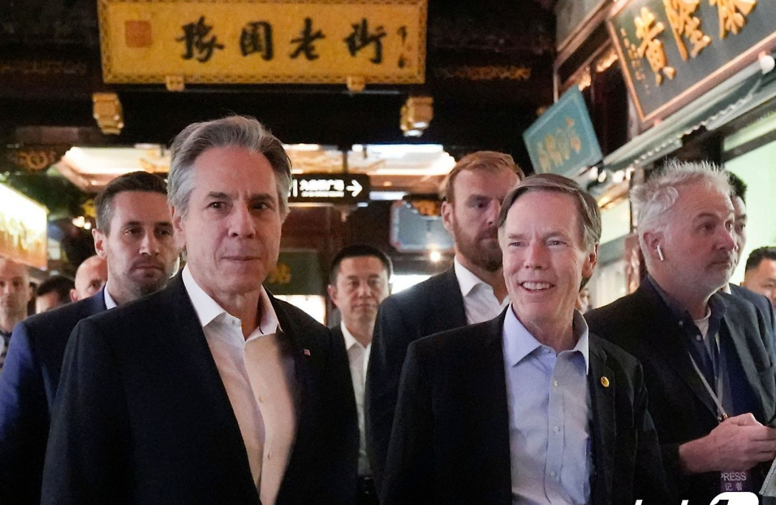 상하이 예원 거리 걷는 블링컨과 번스 미국 대사