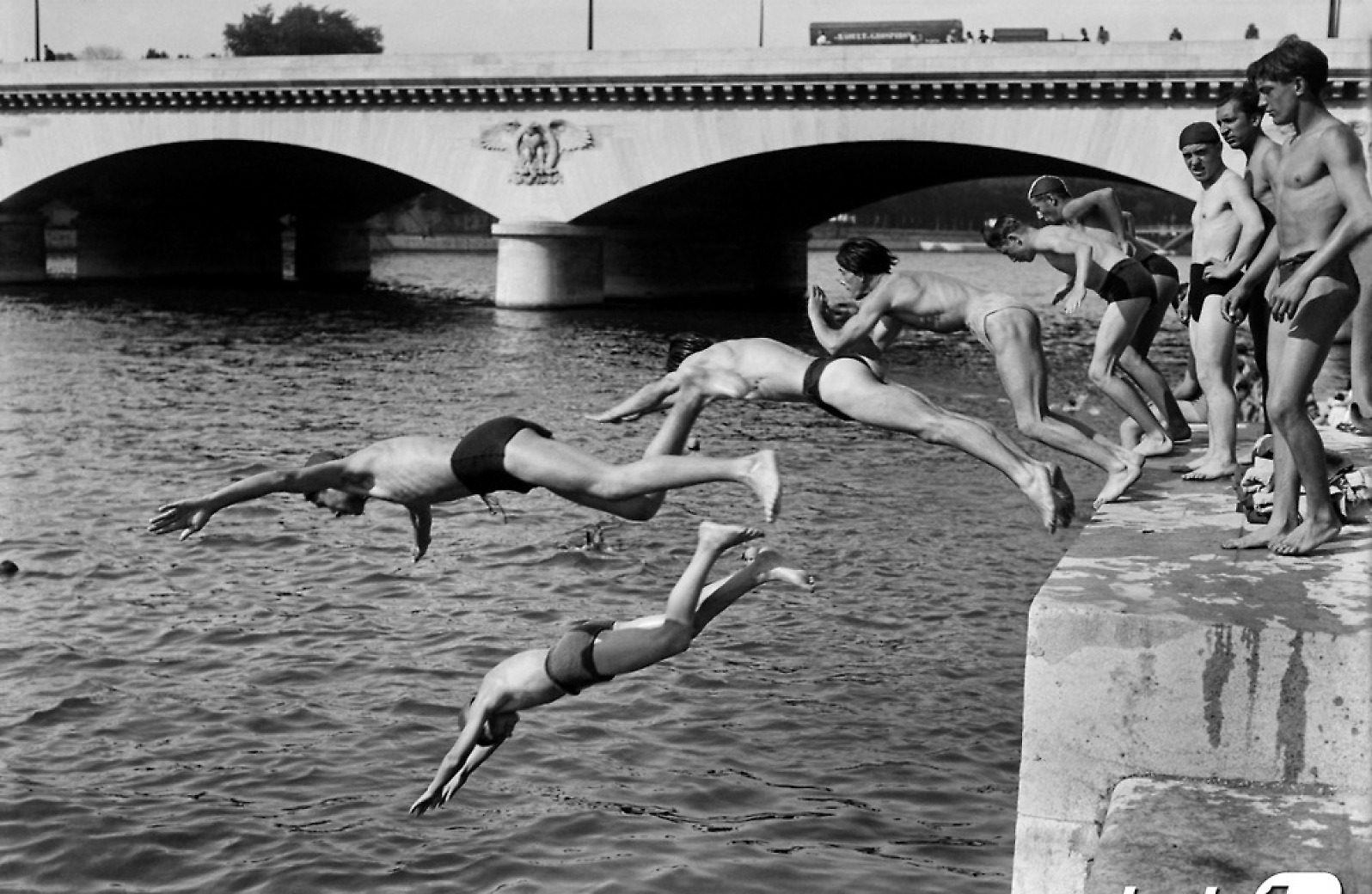 [포토] 1946년 프랑스 파리 센 강에서 다이빙하는 사람들