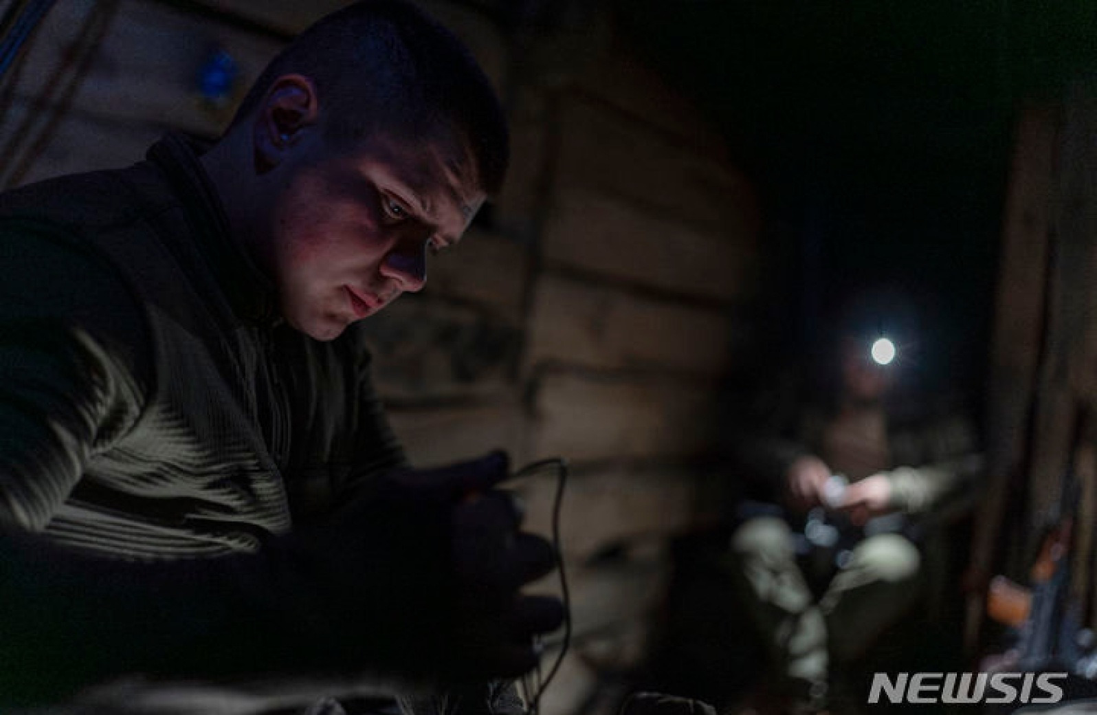 참호에서 드론 조종하는 우크라이나 군인