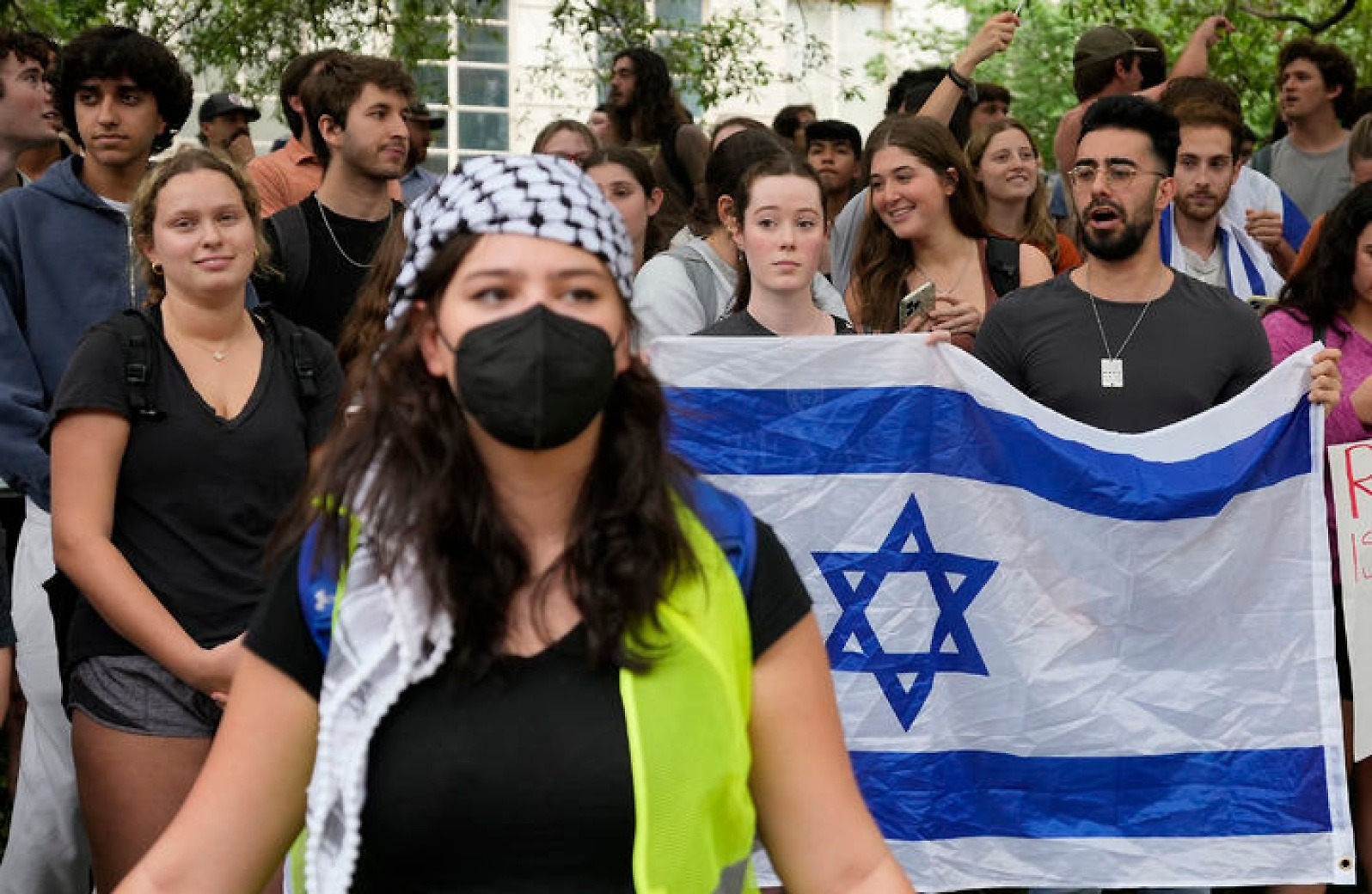 친이스라엘 시위대 앞 지나는 팔레스타인 지지 여성