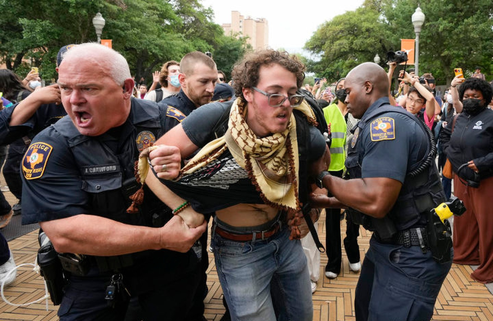 텍사스 대학 친팔레스타인 시위 중 체포되는 남성