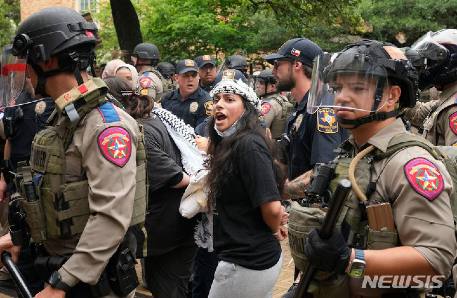 텍사스대에서 친팔레스타인 시위 중 연행되는 여성