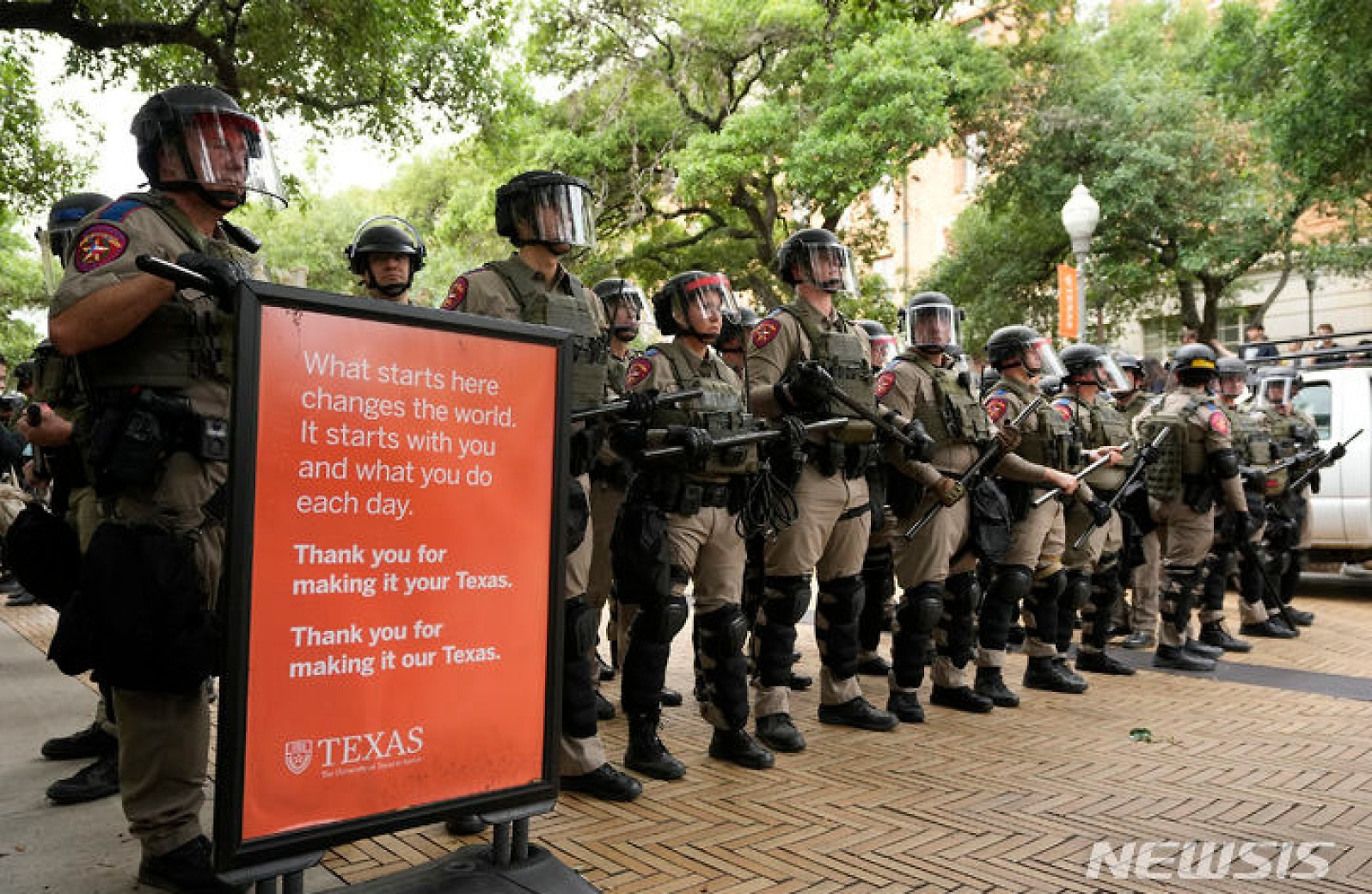 친팔레스타인 시위대와 대치한 텍사스주 경찰