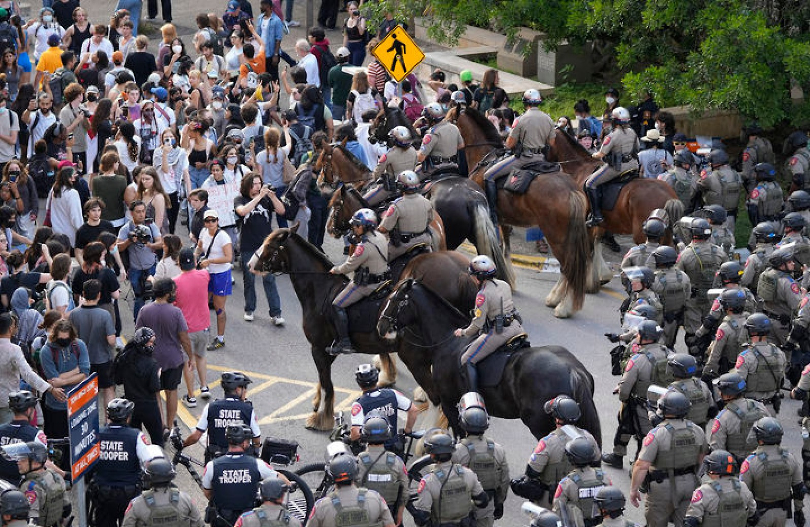 친팔레스타인 시위대 해산하려는 텍사스주 경찰