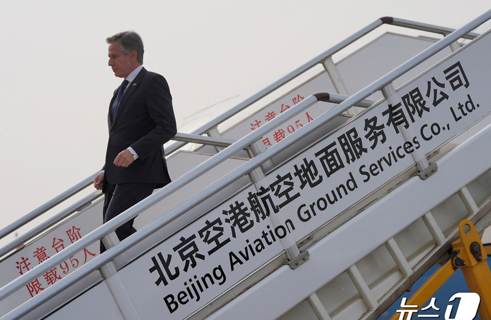 베이징 공항 도착해 전용기 내리는 블링컨 국무