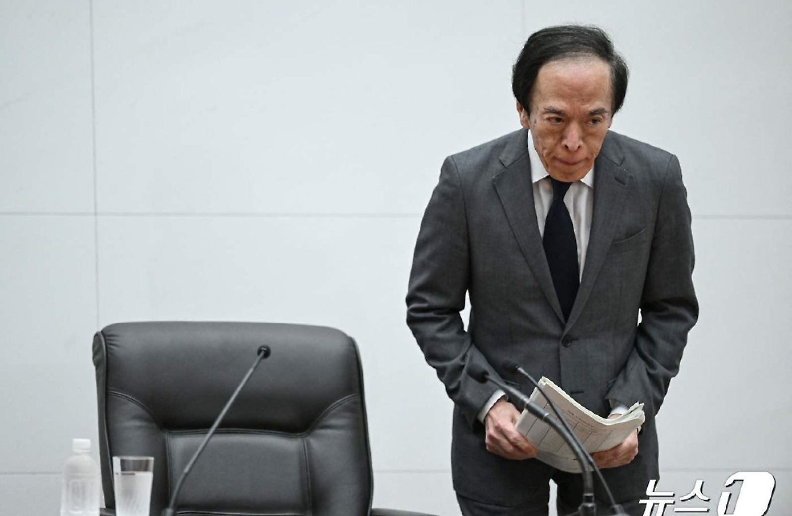[포토]우에다 일본은행 총재 기자회견 인사