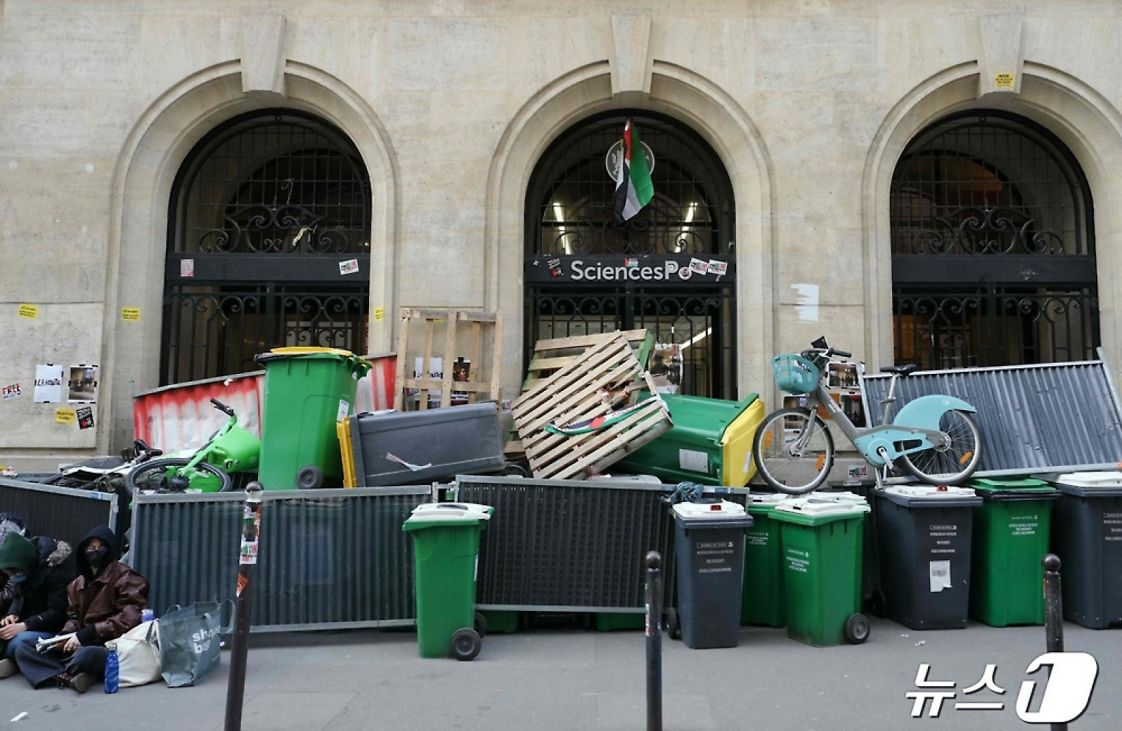 [포토]파리에 나타난 바리케이드…팔레스타인 동조