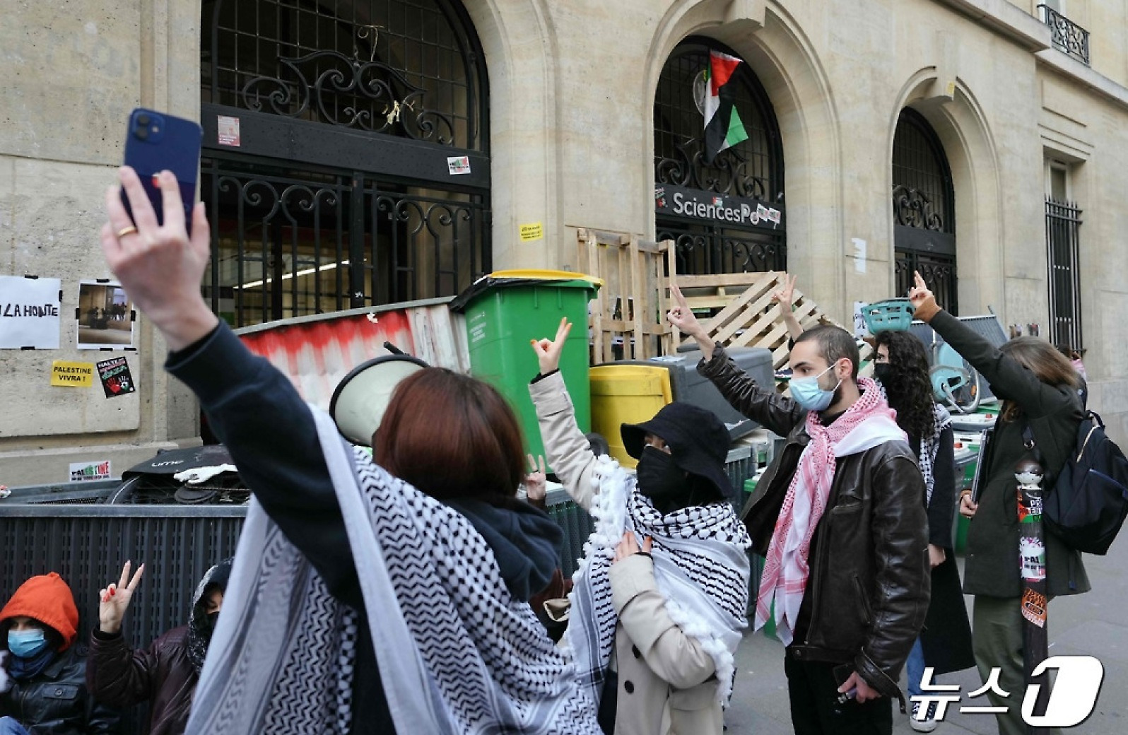 [포토]파리 시앙스포 점거한 친팔레스타인 시위대