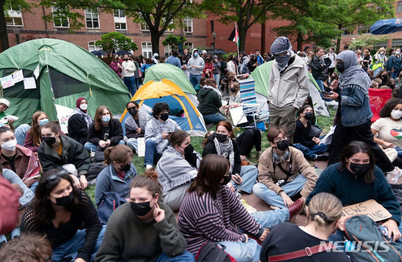 텐트 주변 모인 조지워싱턴대 시위 학생들
